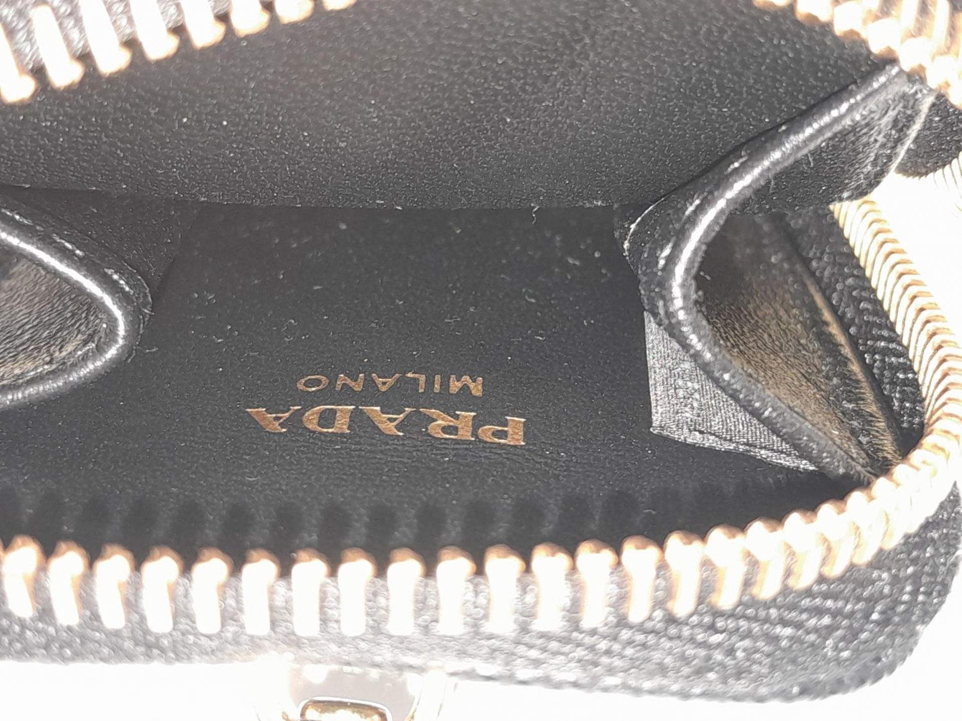 A Prada Black Re-Edition 2005 Bag. Saffiano leather exterior with gold-toned hardware, zip top - Bild 6 aus 15