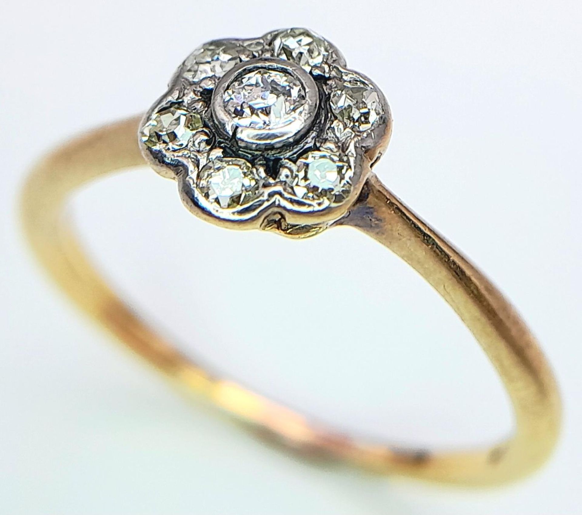 An Antique 18K Yellow Gold Old Cut Diamond Cluster Ring. Size N, 2.05g total weight. - Bild 3 aus 5