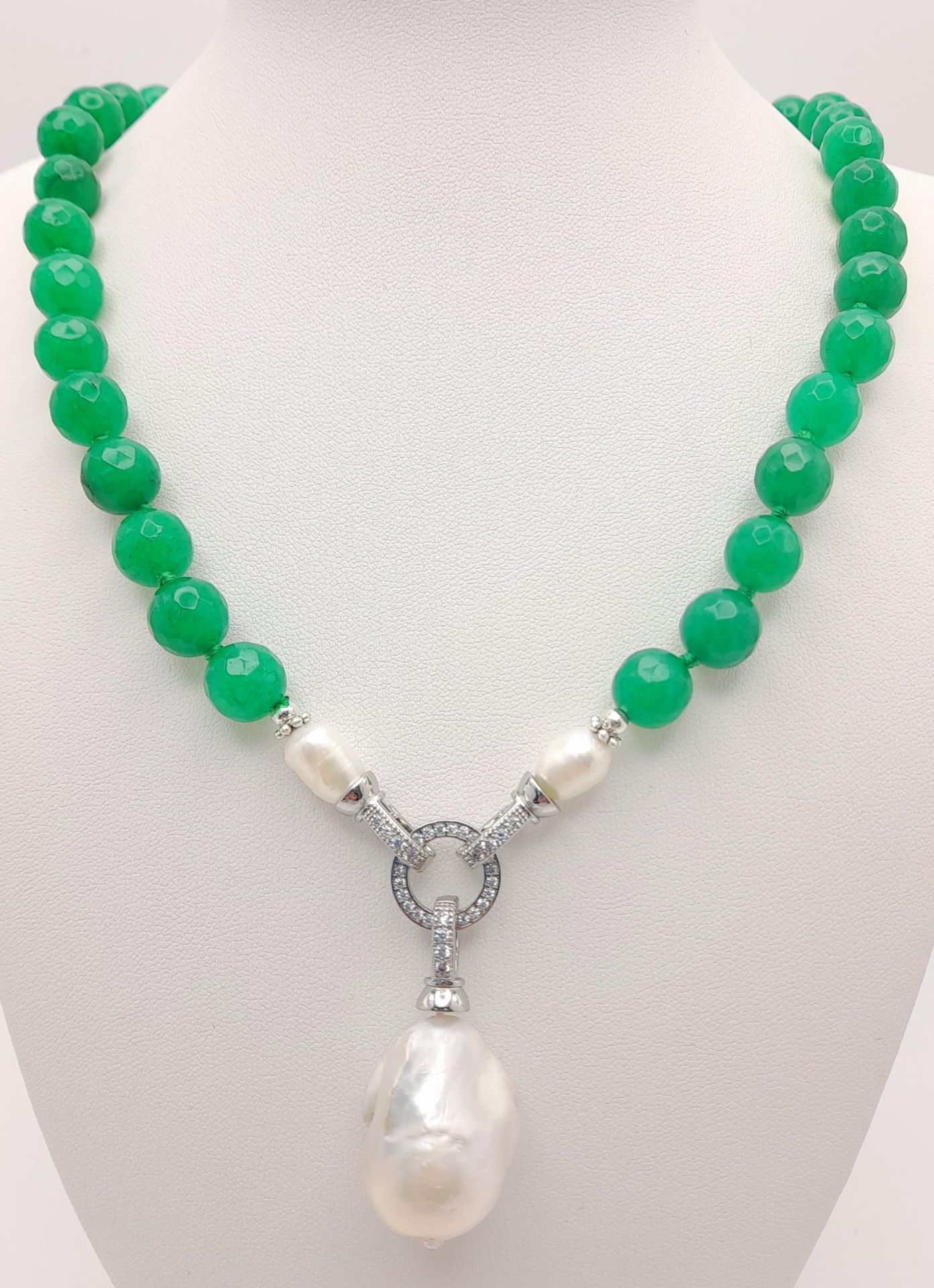 A Faceted Green Jade Necklace with Hanging Baroque Pearl Pendant. Cultured pearl and white stone