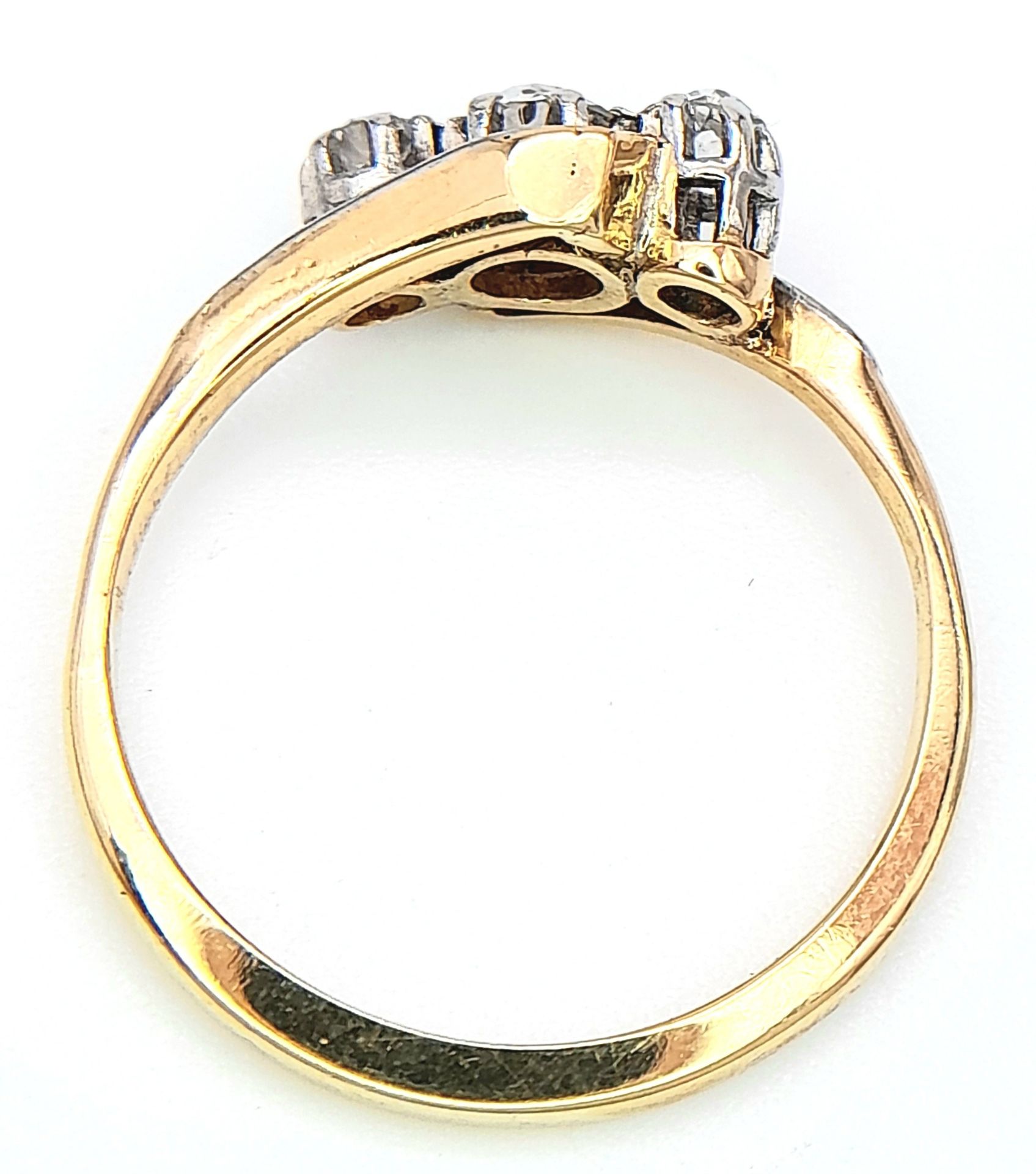 AN 18K YELLOW GOLD, DIAMOND SET, CROSSOVER 3 STONE RING. 0.25CT. 2.8G. SIZE L - Image 5 of 6