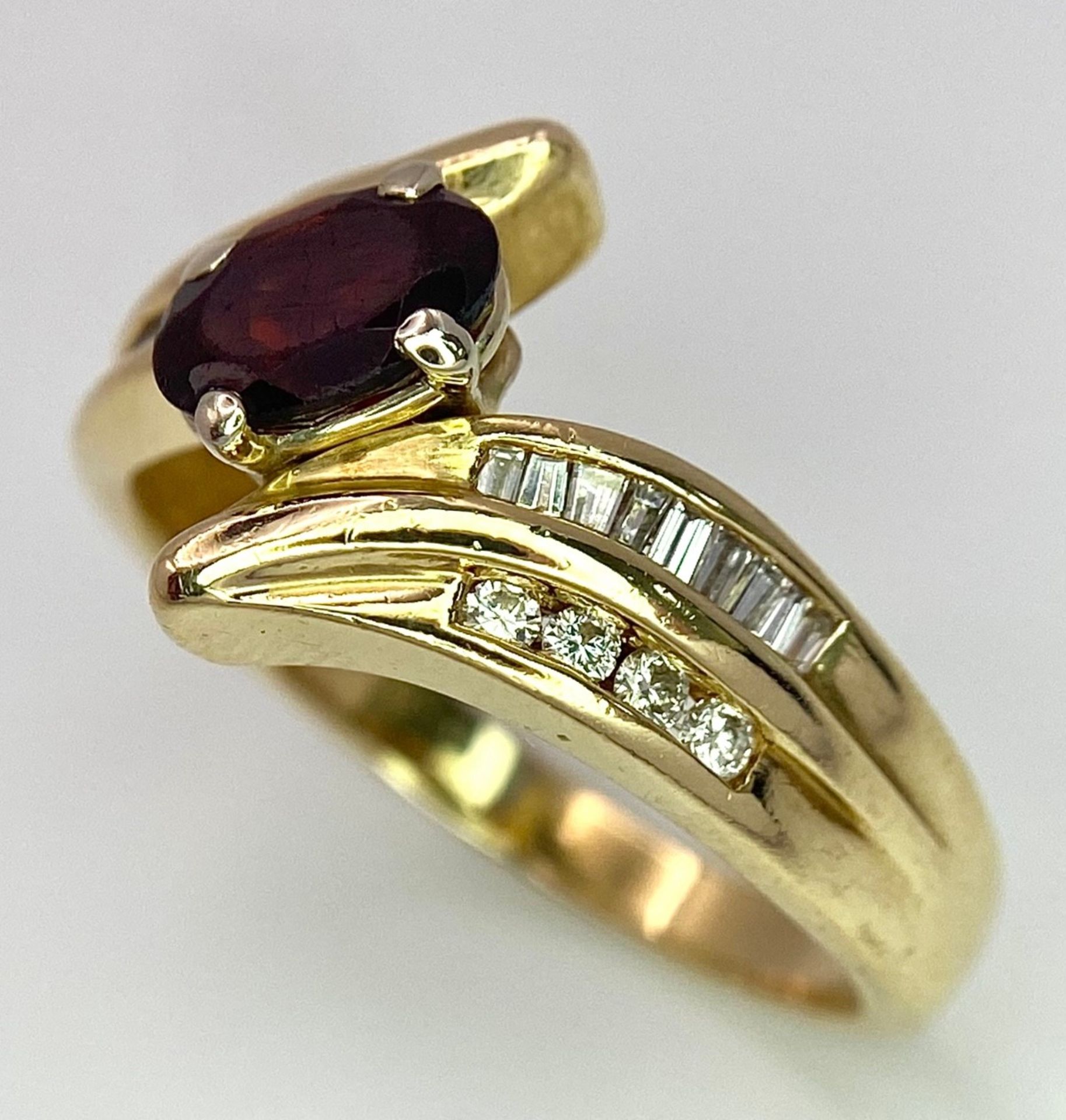 A 14K YELLOW GOLD DIAMOND & GARNET TWISTED RING 0.20CT 5.4G SIZE R SC 9074 - Image 3 of 6