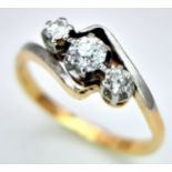 AN 18K YELLOW GOLD, DIAMOND SET, CROSSOVER 3 STONE RING. 0.25CT. 2.8G. SIZE L