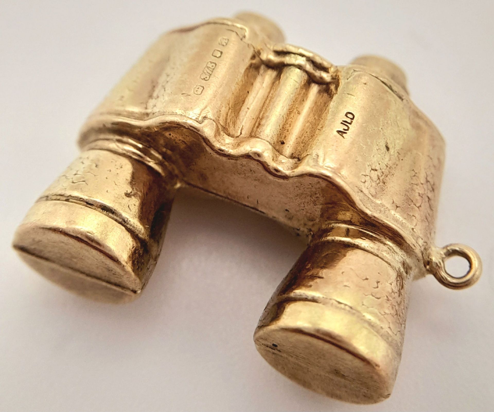 A 9K YELLOW GOLD BINOCULARS CHARM. 2.1cm length, 1.8g weight. Ref: SC 8041