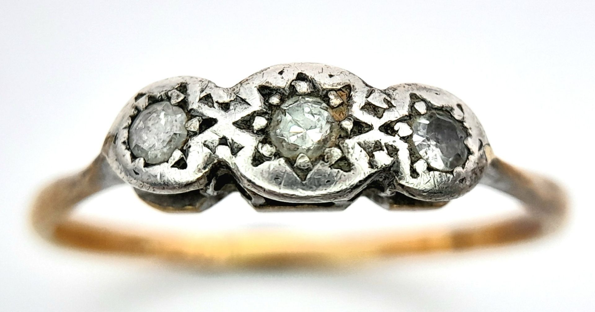An antique 18 K yellow and white gold ring with a trilogy of diamonds, size: S, weight: 2.3 g. - Image 4 of 6