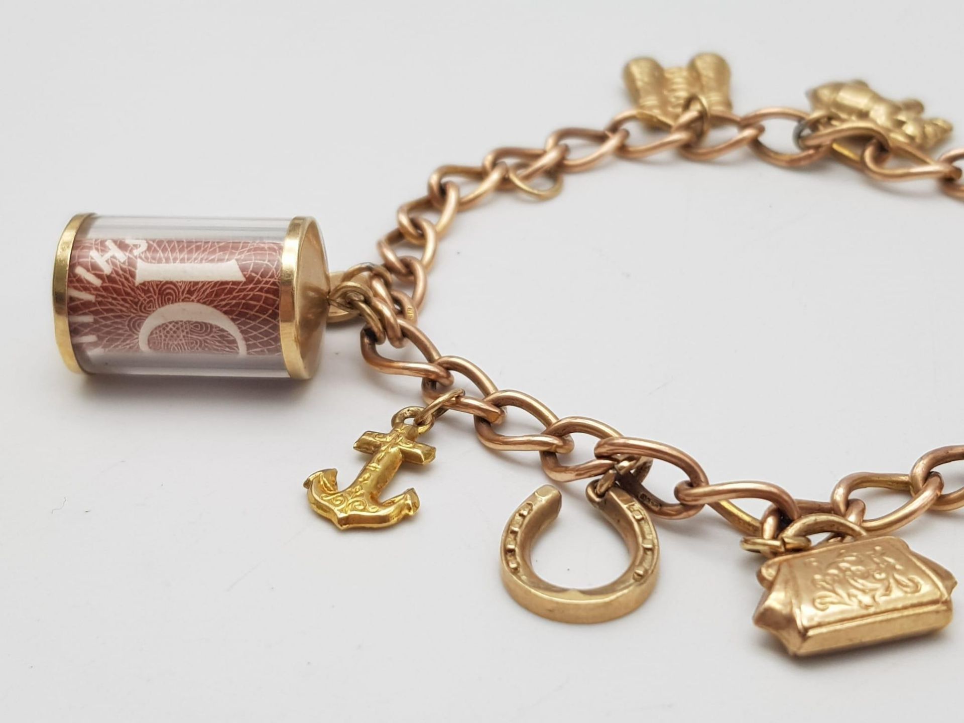 A 9K Gold Charm Bracelet. 10 charms including: 10 shilling note, handbag and binoculars! 18cm - Image 3 of 6