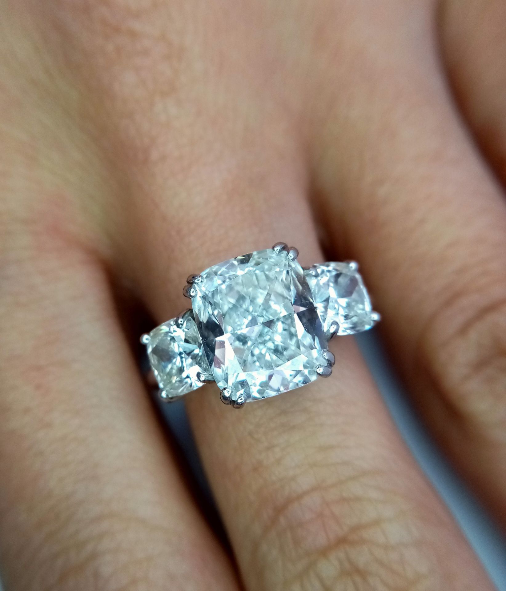 A Breathtaking 4.01ct GIA Certified Diamond Ring. A brilliant cushion cut 4.01ct central diamond - Bild 20 aus 22