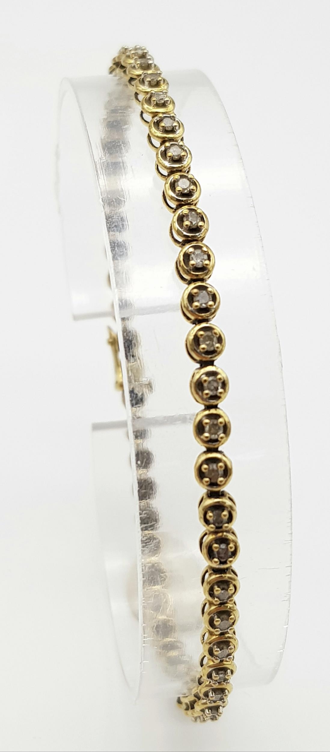 A Vintage 9K Yellow Gold Diamond Tennis Bracelet. 19cm. 5.8g total weight. - Bild 3 aus 7