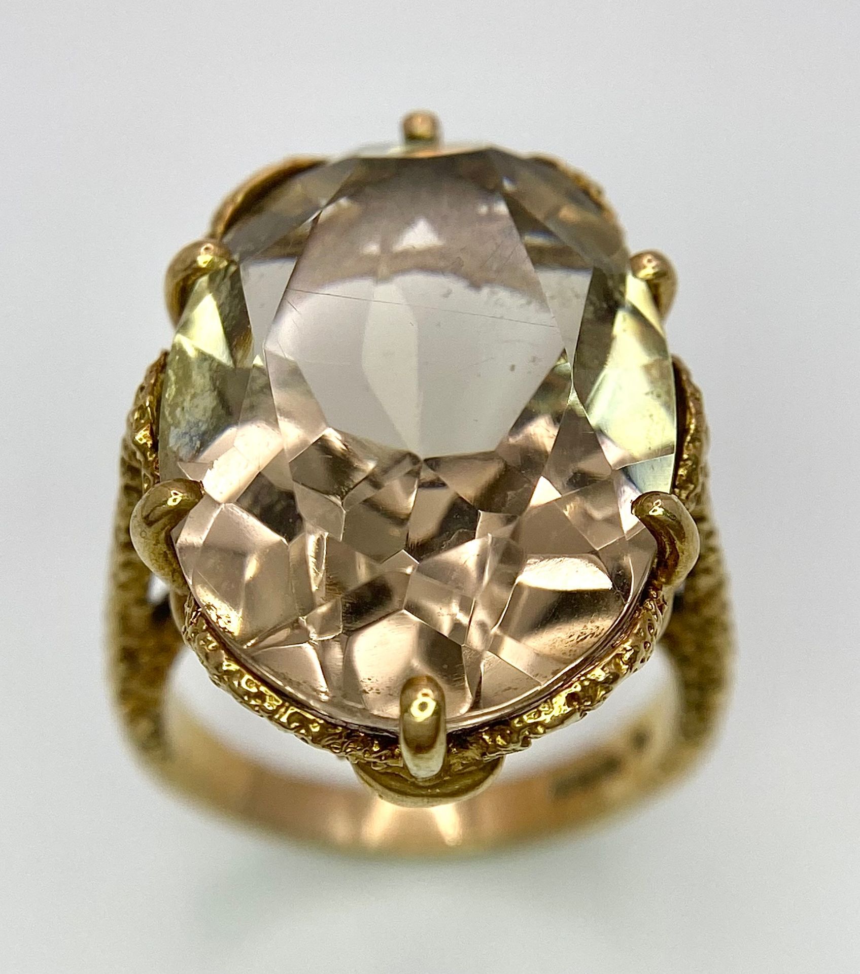 A VINTAGE 9K YELLOW GOLD SMOKEY QUARTZ COCKTIAL RING. 9.3G. SIZE O. - Image 2 of 6