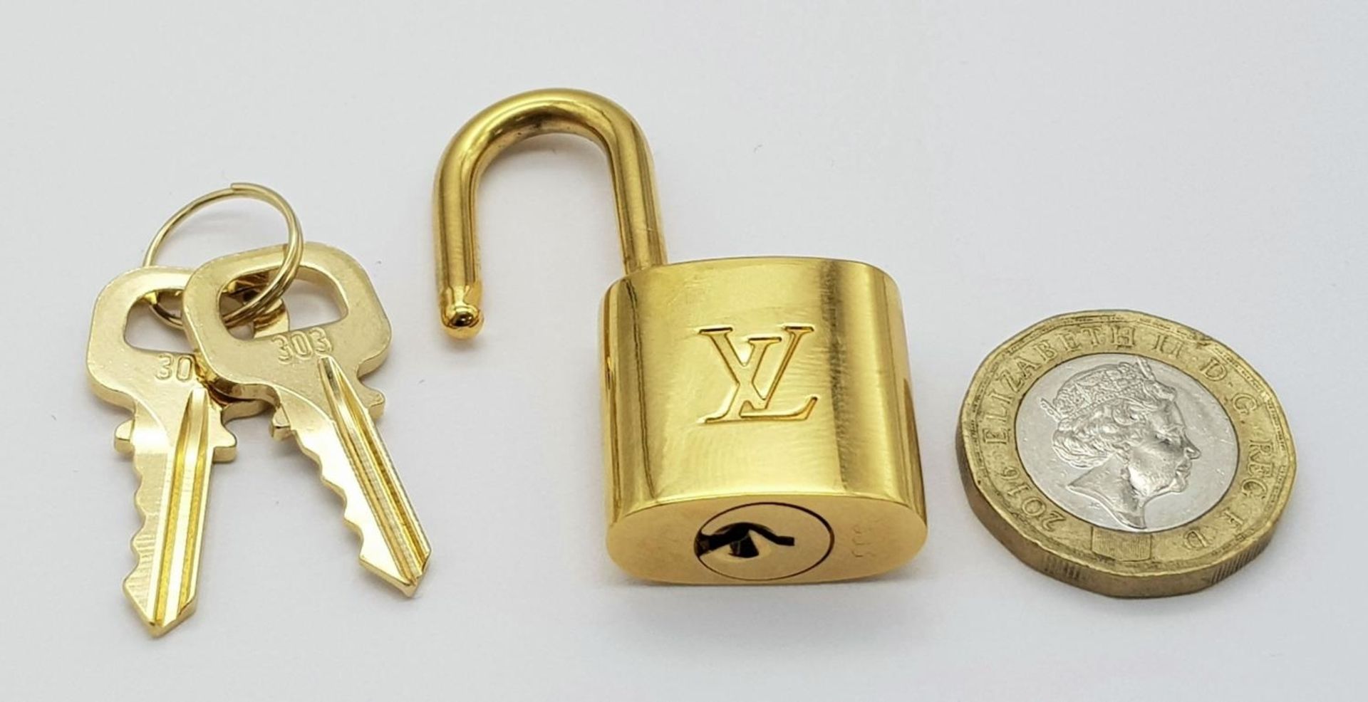 A Louis Vuitton Gold Plated Lock with Two Keys. - Bild 3 aus 5