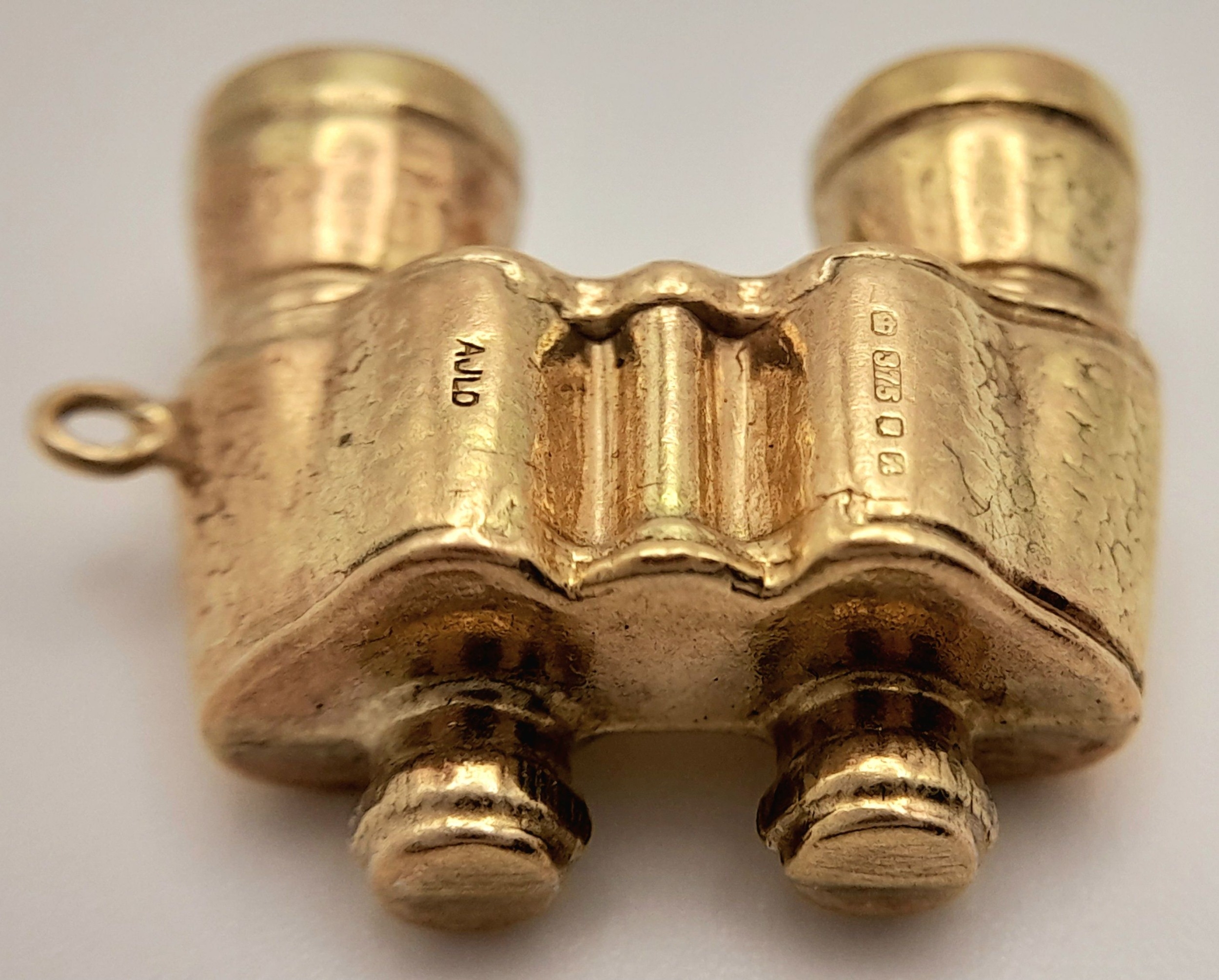 A 9K YELLOW GOLD BINOCULARS CHARM. 2.1cm length, 1.8g weight. Ref: SC 8041 - Image 3 of 6