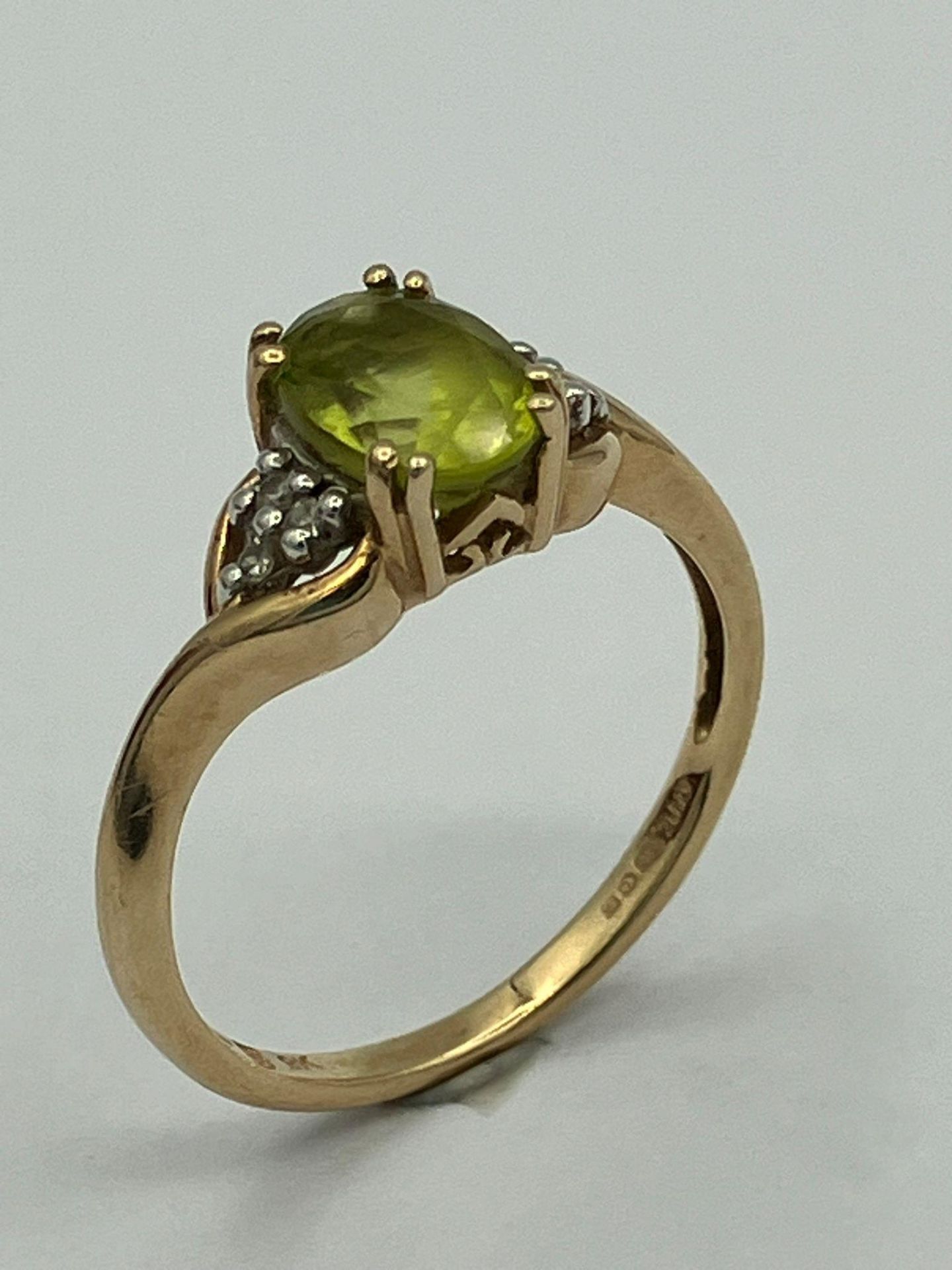 QVC 9 carat GOLD and PERIDOT RING. Full UK hallmark.Complete with ring box.1.6 grams. Size J - J 1/ - Image 3 of 3