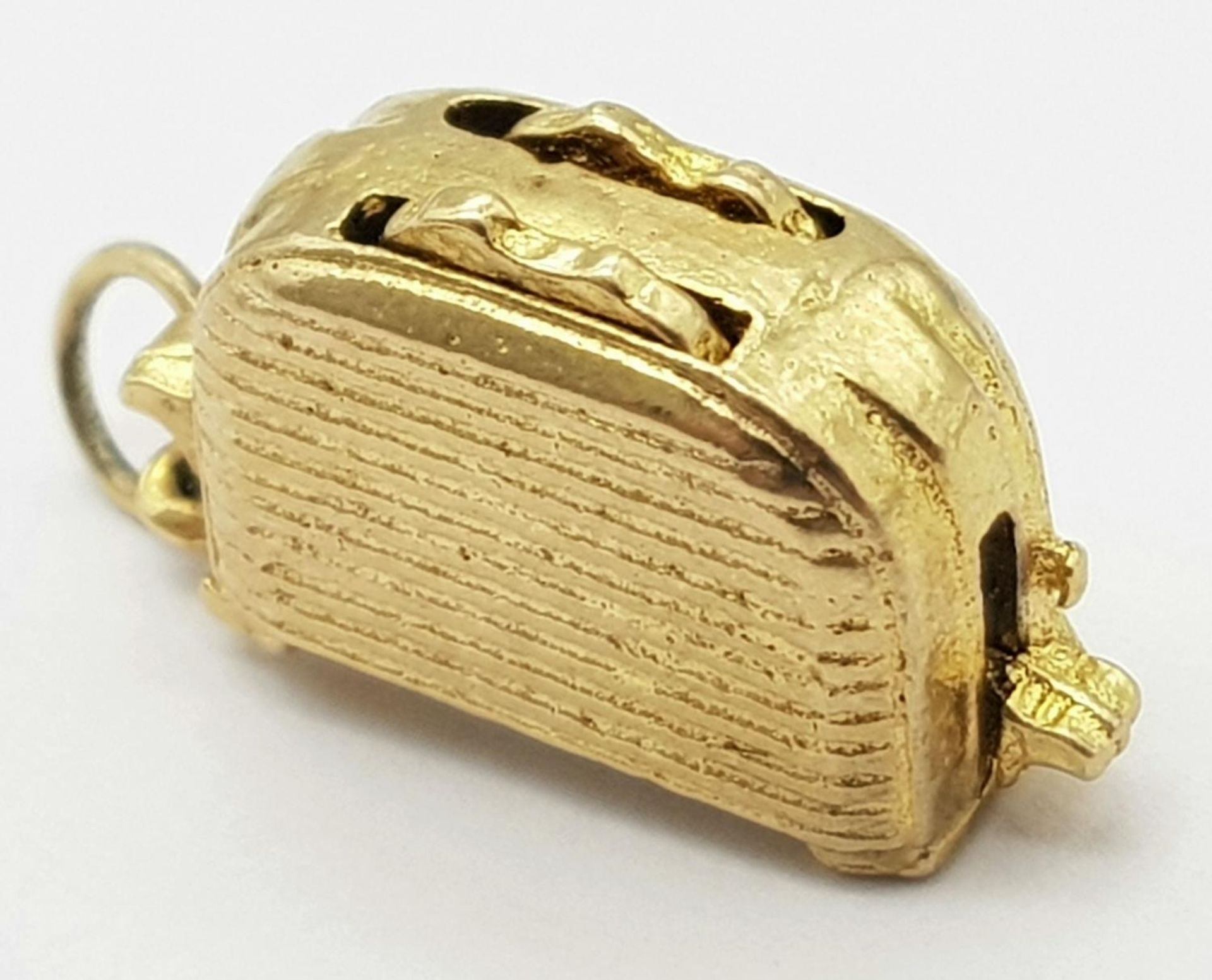 A 9K YELLOW GOLD TOASTER CHARM, WHICH HAS TOAST THAT YOU CAN FLIP OUT VERY CUTE 5.5G , approx 20mm x