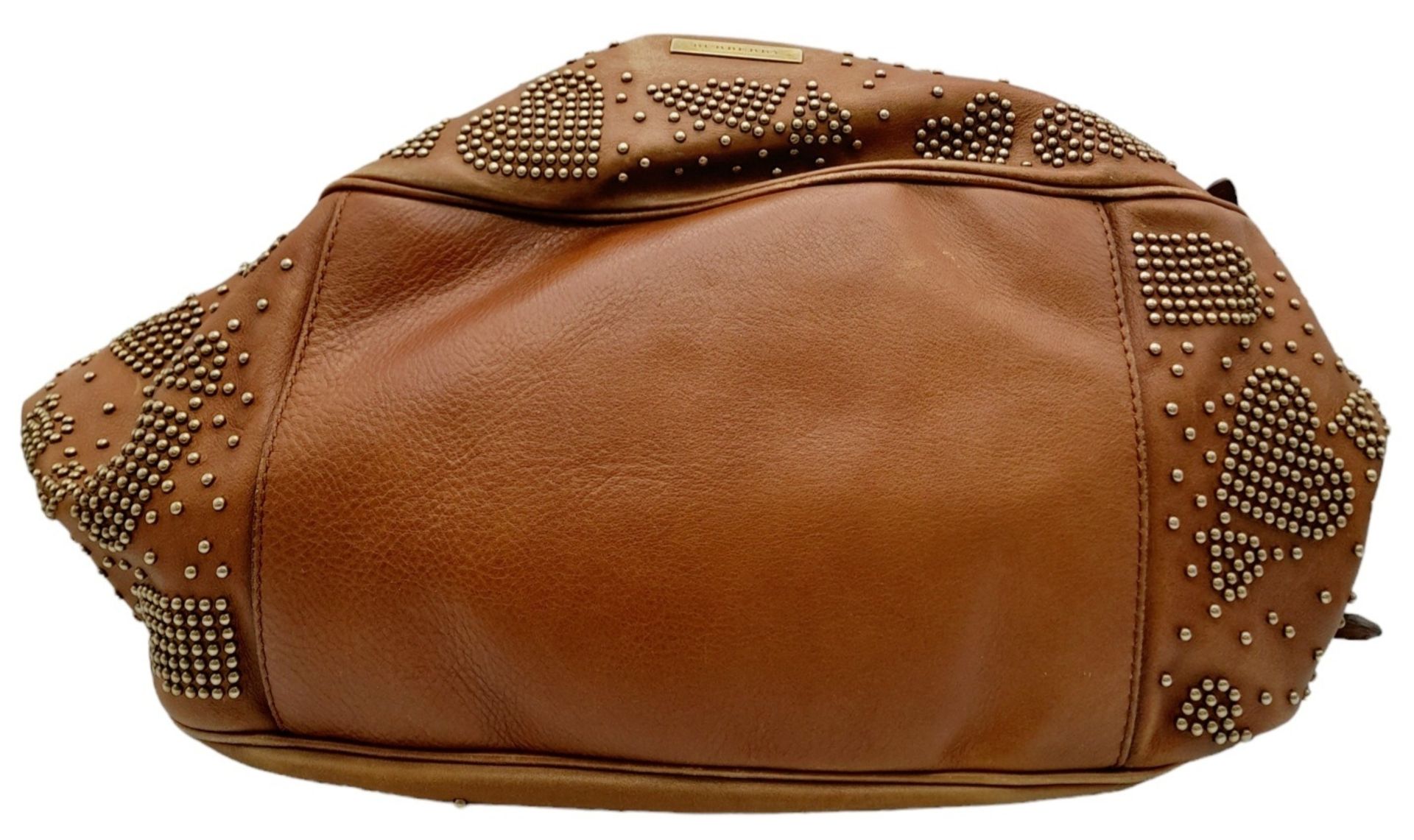 A Burberry Tan Studded Heart Hobo Bag. Leather exterior with stud embellishments, golden-toned - Image 3 of 8