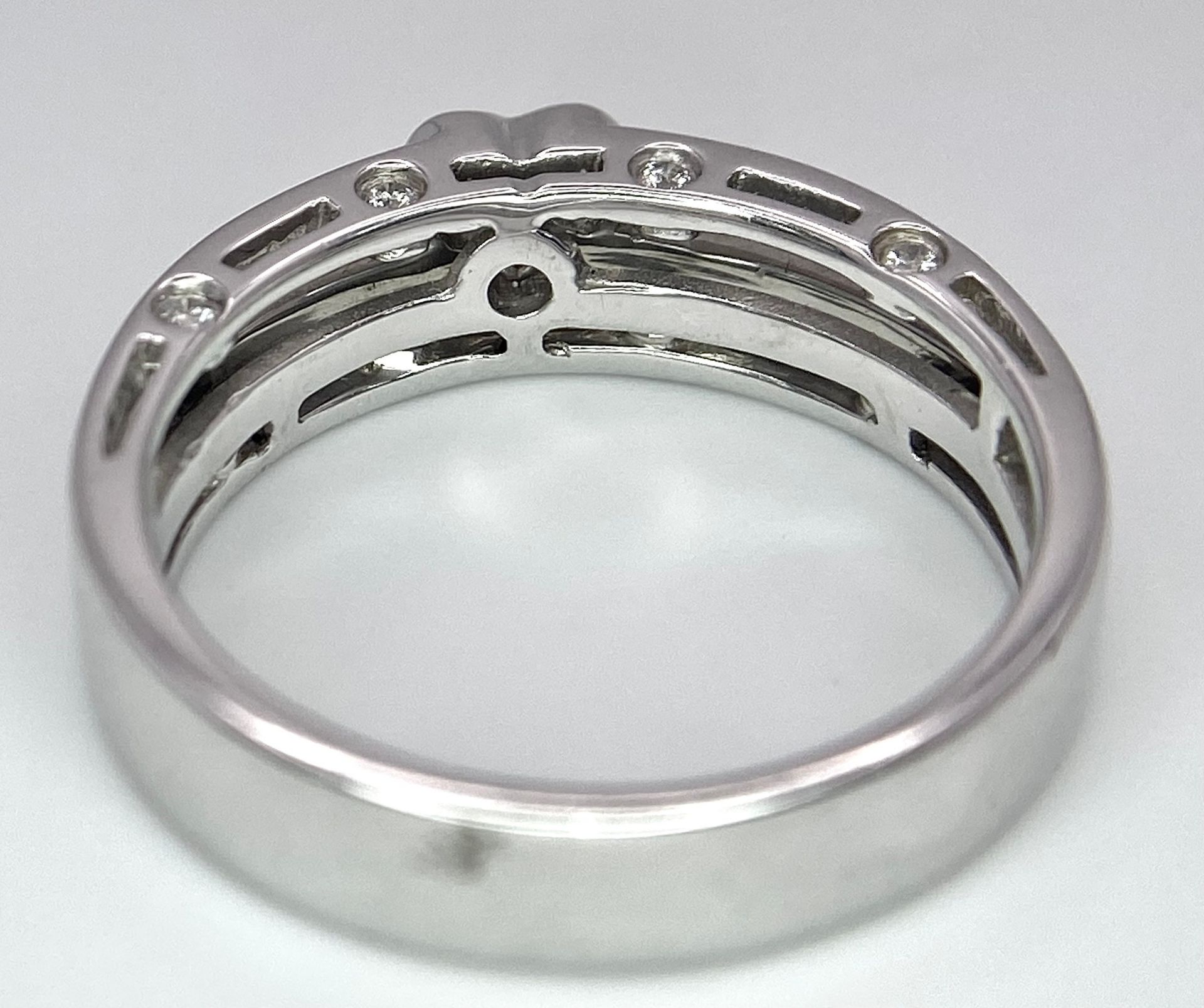 A 18K WHITE GOLD DIAMOND RING, DIAMONDS SET IN HEART SHAPE CENTRE AND DIAMONDS SET ON TWO SIDE 4. - Image 4 of 7