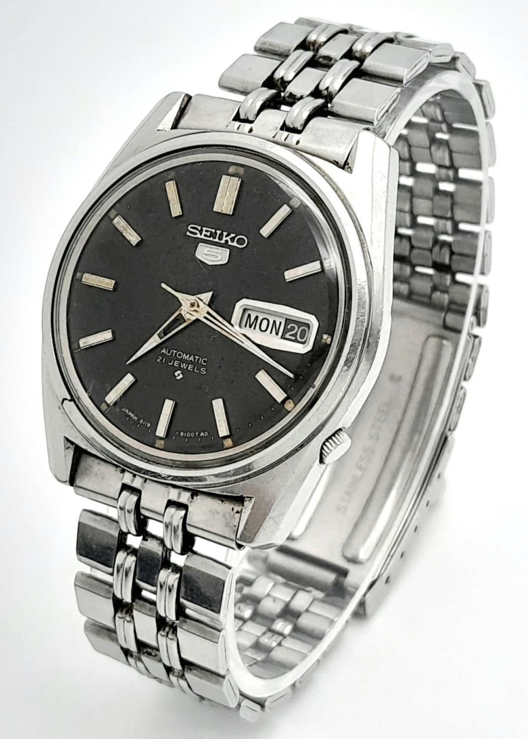 A Vintage Seiko 5 Automatic 21 Jewels Gents Watch. Stainless steel bracelet and case - 36mm. Black