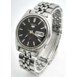 A Vintage Seiko 5 Automatic 21 Jewels Gents Watch. Stainless steel bracelet and case - 36mm. Black