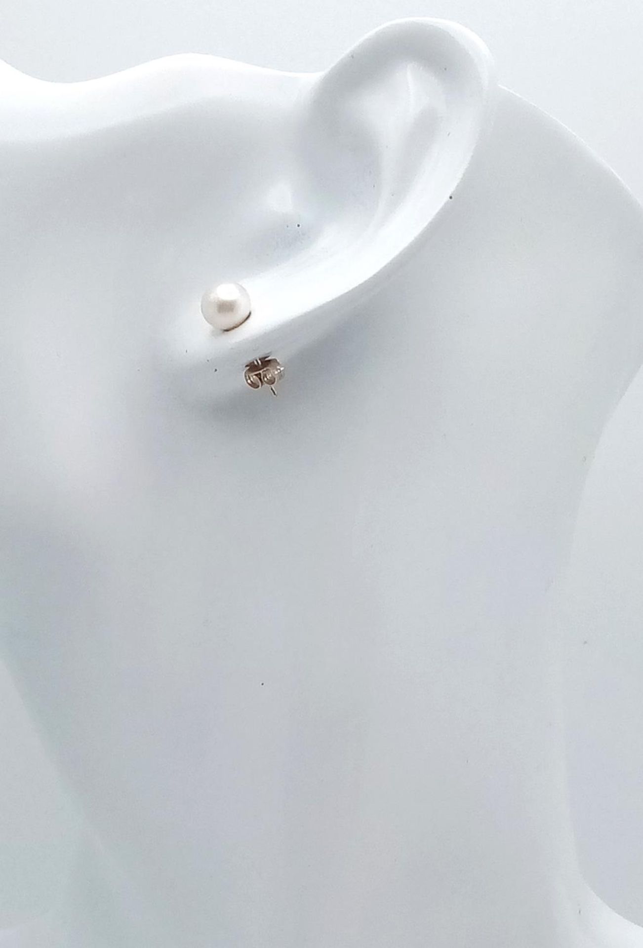 A Pair of 9K Yellow Gold Cultured Pearl Stud Earrings. In box. - Image 2 of 7