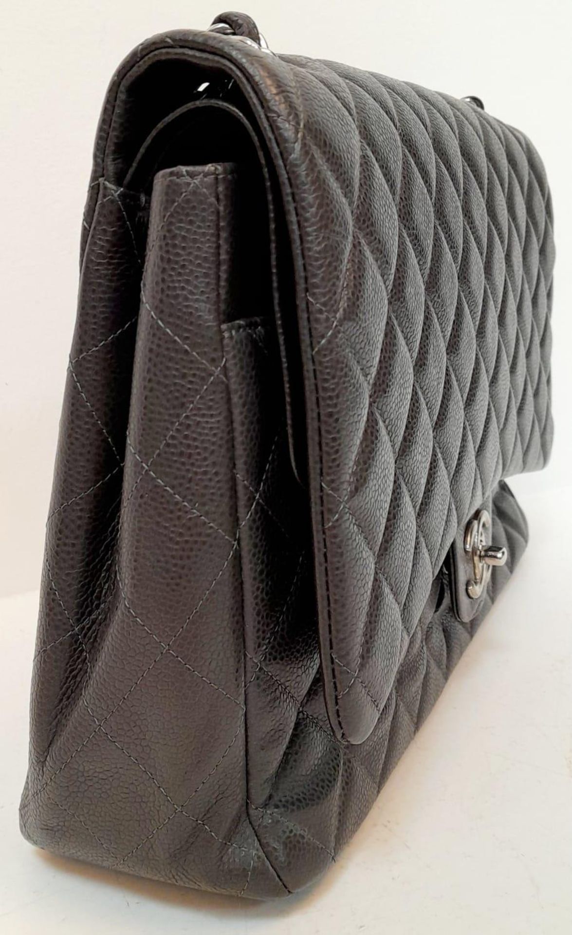 A Chanel Jumbo Double Flap Maxi Bag. Dark grey quilted caviar leather exterior with a large slip - Bild 4 aus 12