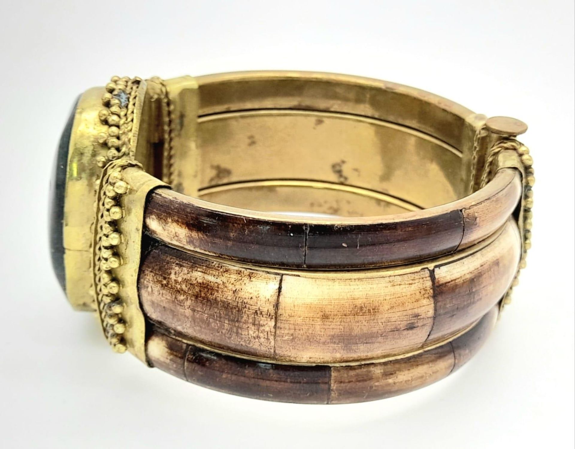 A Yellow Metal Middle Eastern/Asian Jasper Set Hinge Bracelet. 6.5cm Inner Diameter. 90.3 Grams - Image 5 of 14