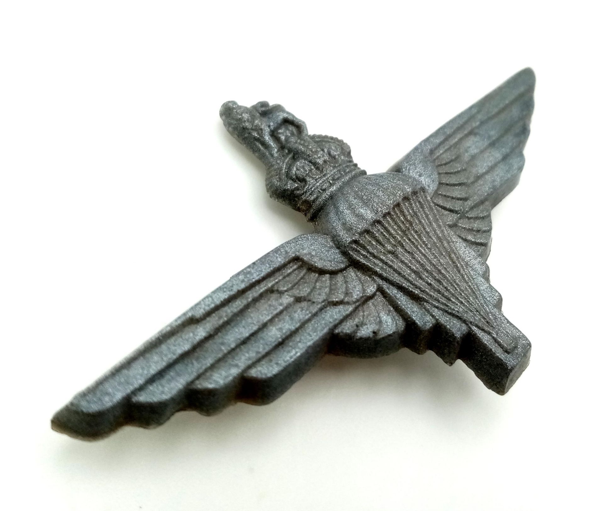 WW2 Plastic (Cellulose Acetate) Economy Issue Parachute Regiment Cap Badge. - Image 3 of 3