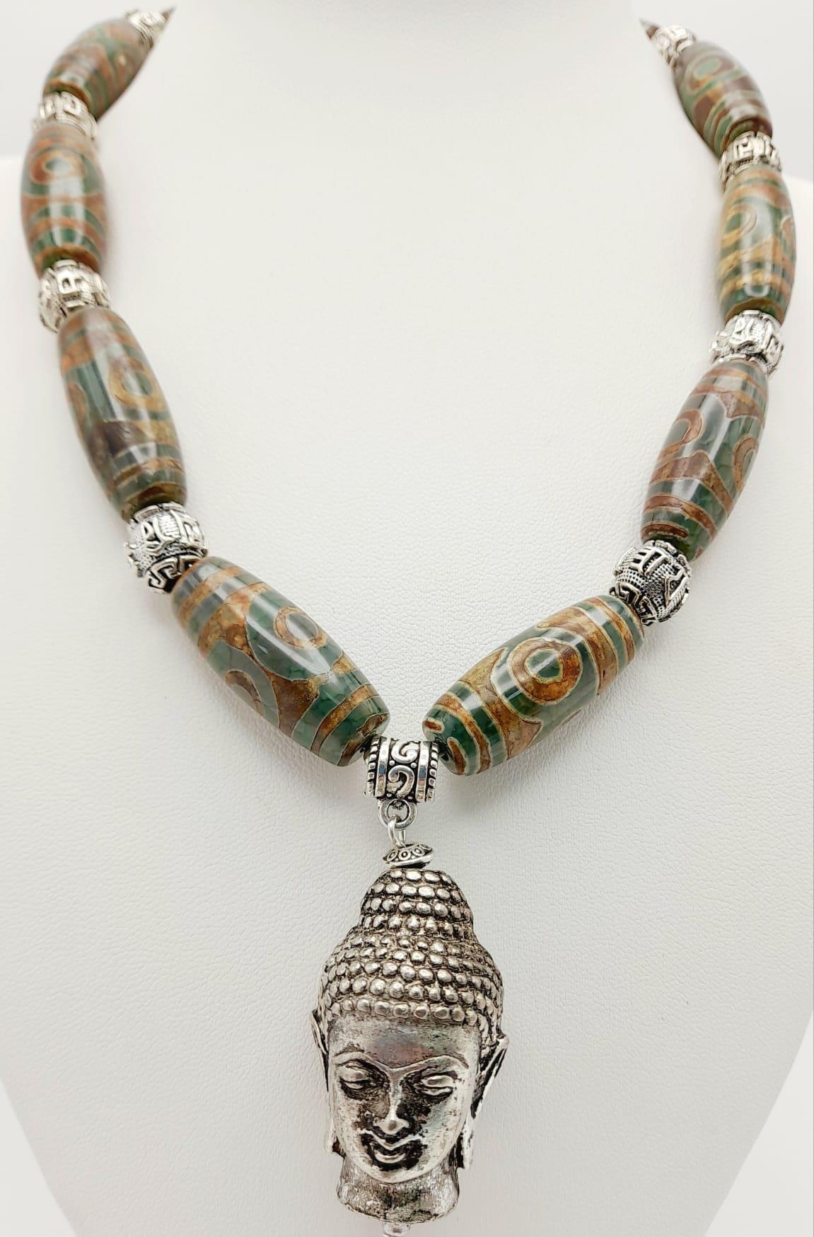 A Tibetan silver, Buddhist, necklace and earrings set with light coloured, three eyed, agate, DZI - Image 2 of 6