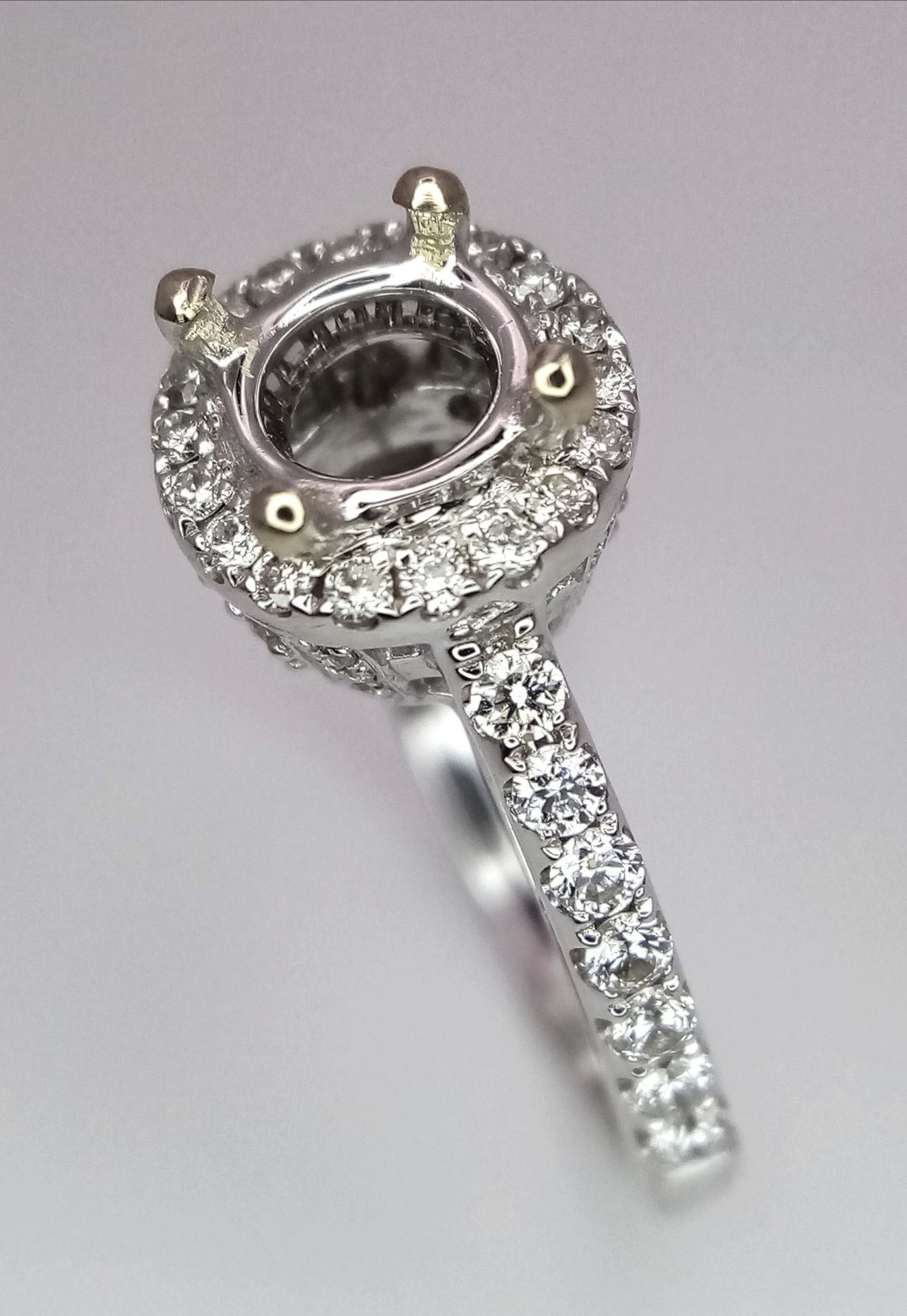 AN 18K WHITE GOLD DIAMOND HALO SOLITAIRE RING MOUNT WITH DIAMOND SET SHOULDERS. Ready to set your - Bild 3 aus 8