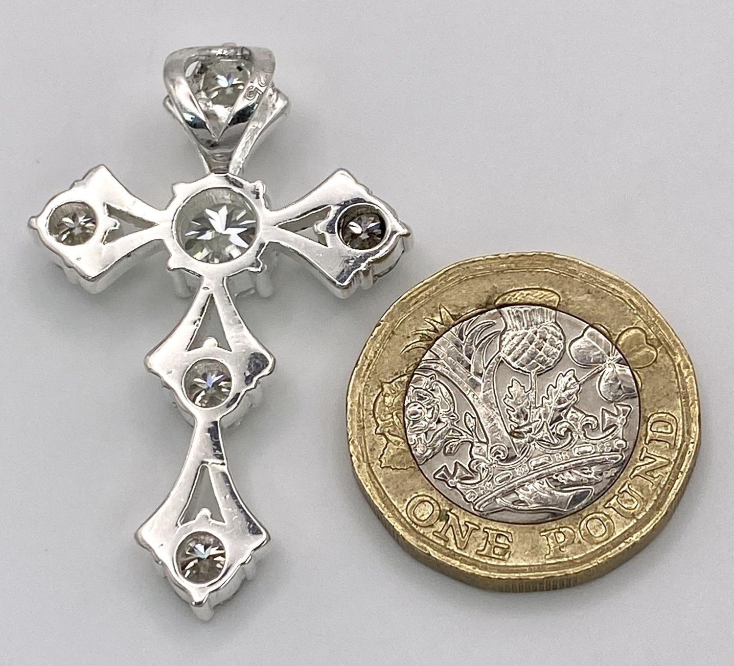 A 5ctw White Moissanite Cross Pendant. Set in 925 Silver. 4cm x 2.5cm. Ref: CD-1301 - Image 3 of 4