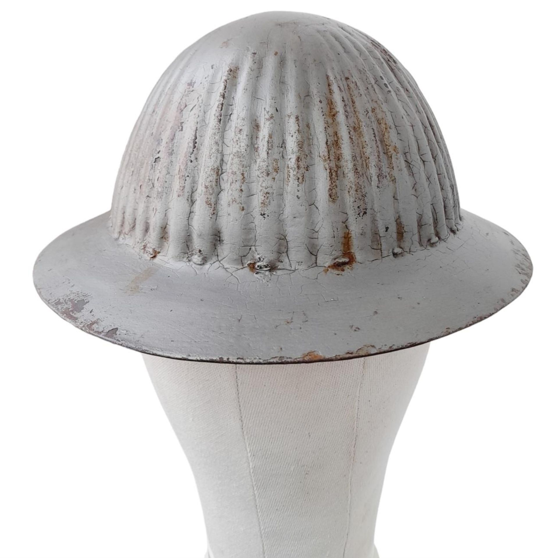 WW1 Portuguese 1916 Helmet complete with original liner and chinstrap. The helmet was used again - Bild 4 aus 5