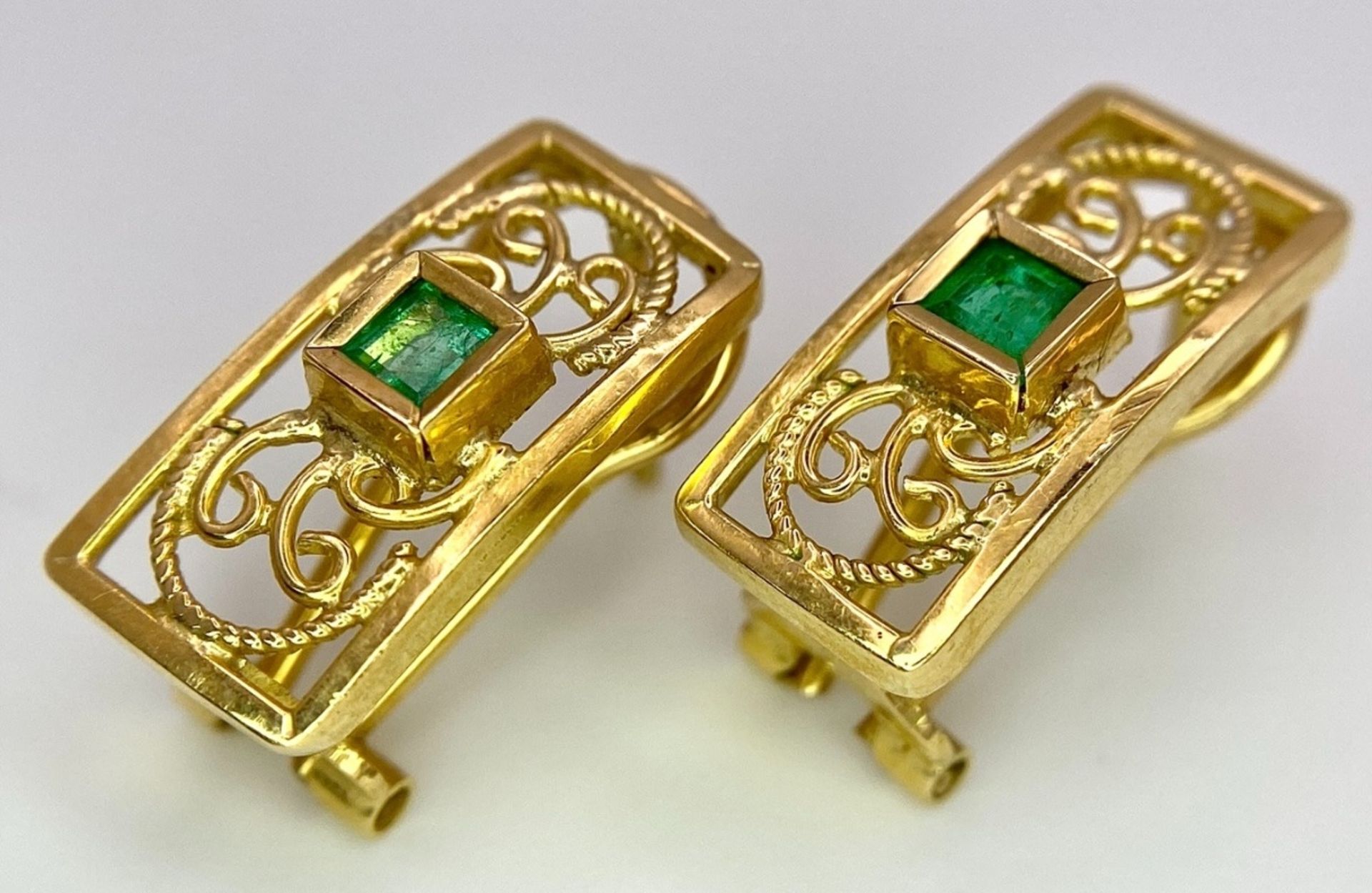 A Pair of 18K Yellow Gold and Emerald Earrings. Clip clasp with pierced decoration. 17mm. 3.9g total - Bild 3 aus 6