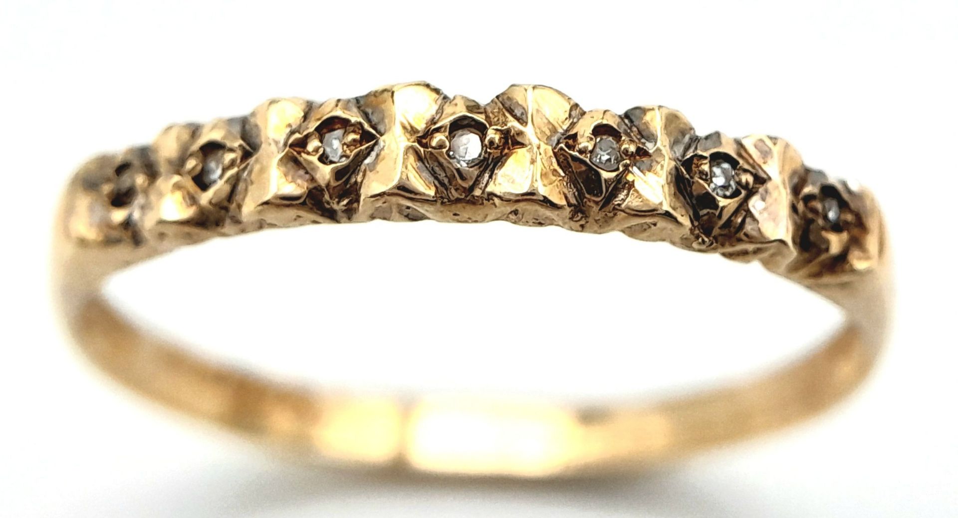 A 9K YELLOW GOLD DIAMOND BAND RING. 1.1G. SIZE O - Bild 2 aus 6
