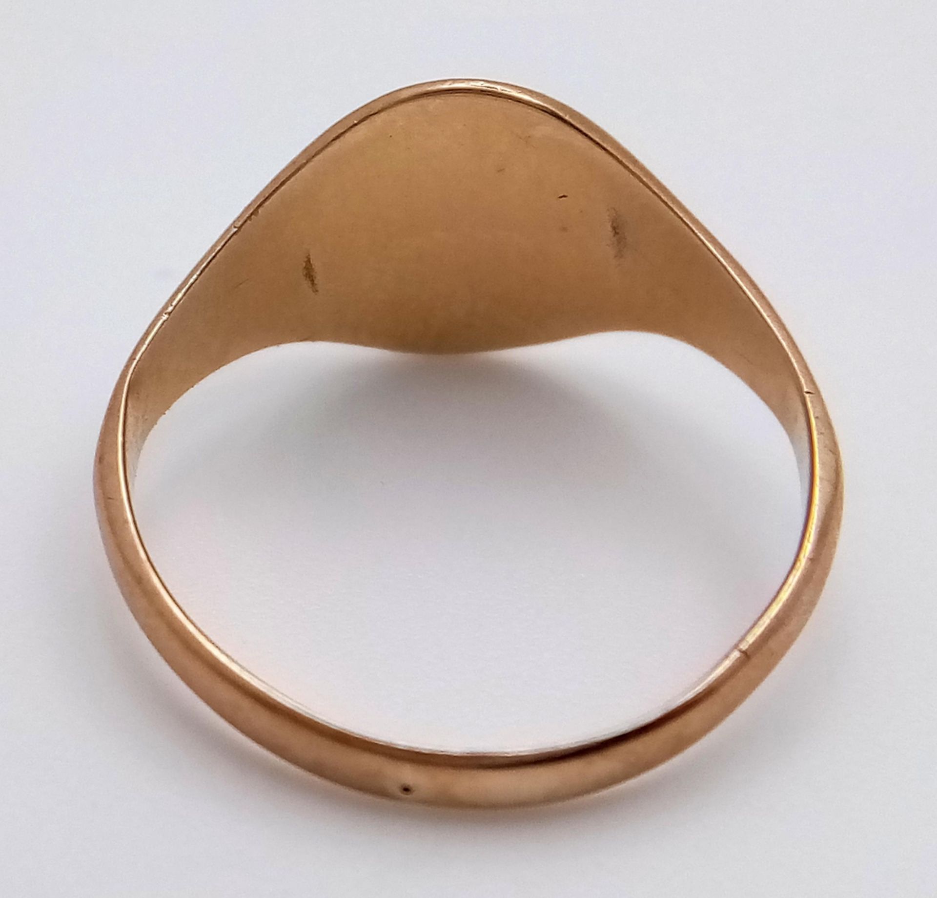 A Vintage 9K Yellow Gold Signet Ring. Full UK hallmarks. Size N. 2g. - Image 4 of 5