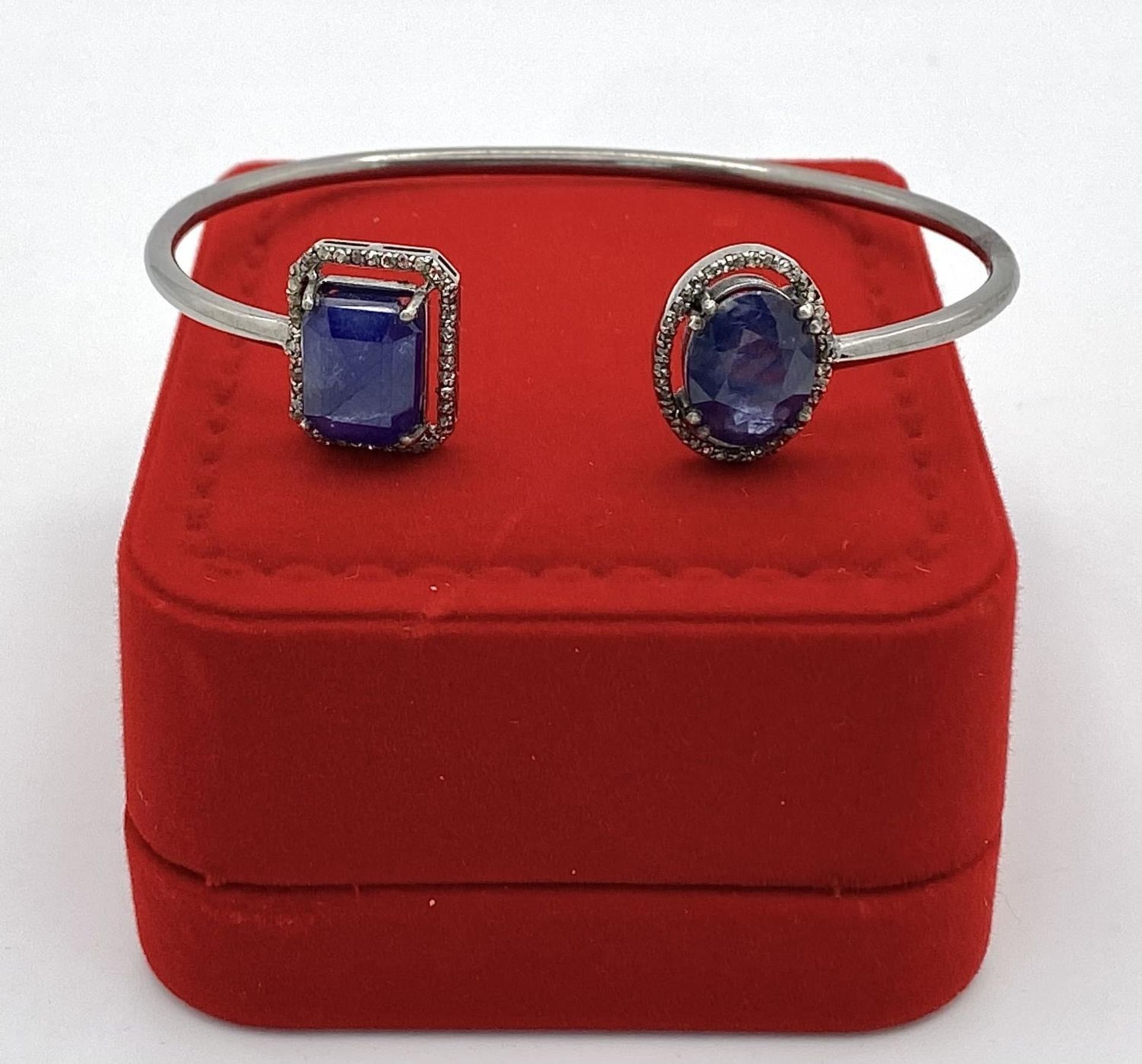 A 15ctw Blue Sapphire with 0.65ct Diamond Surround Silver Cuff Bangle. Comes with a presentation - Bild 4 aus 5