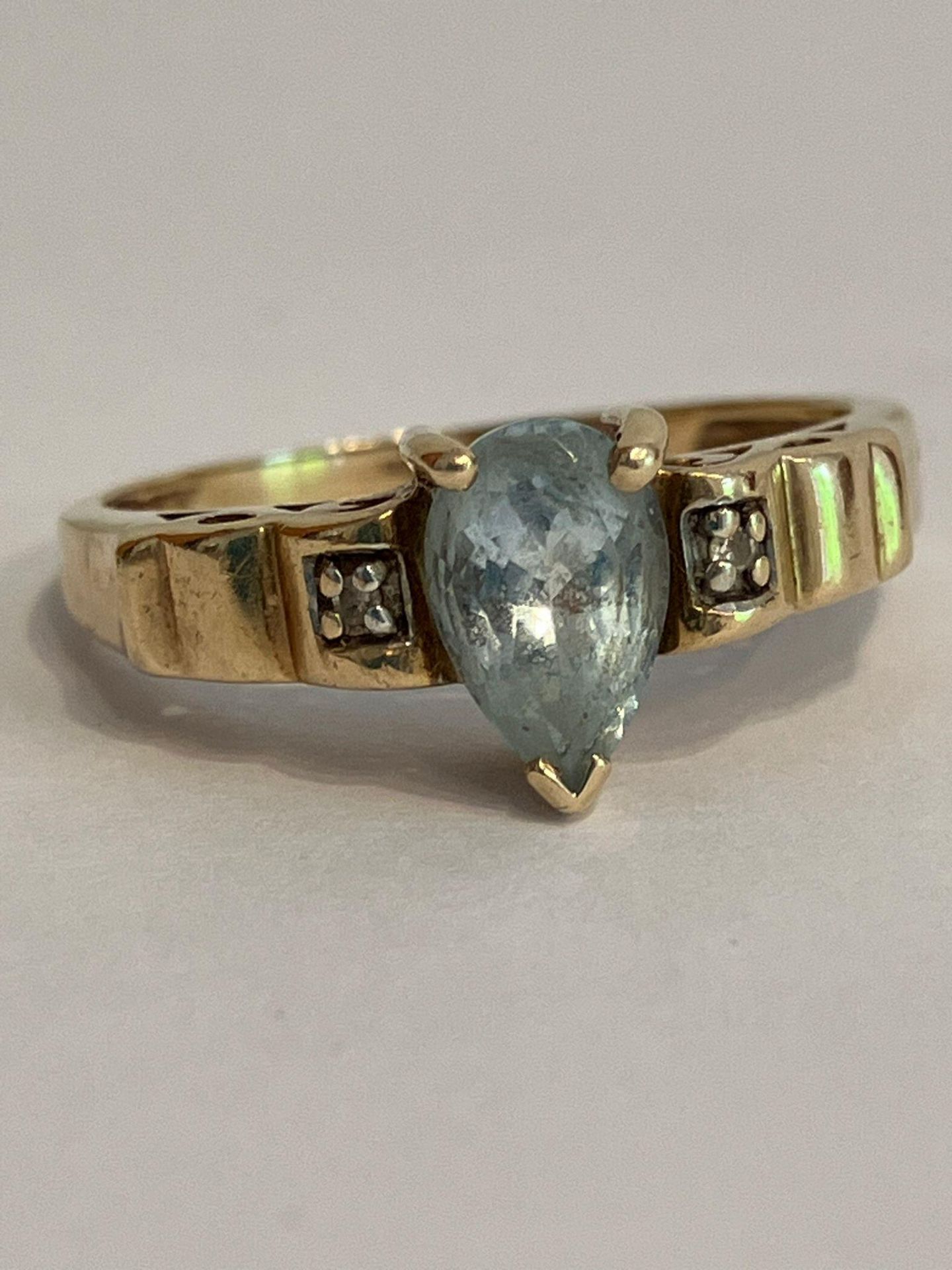 Classic 9 carat GOLD and AQUAMARINE RING. Consisting a Pear Cut AQUAMARINE mounted to top with - Bild 2 aus 3