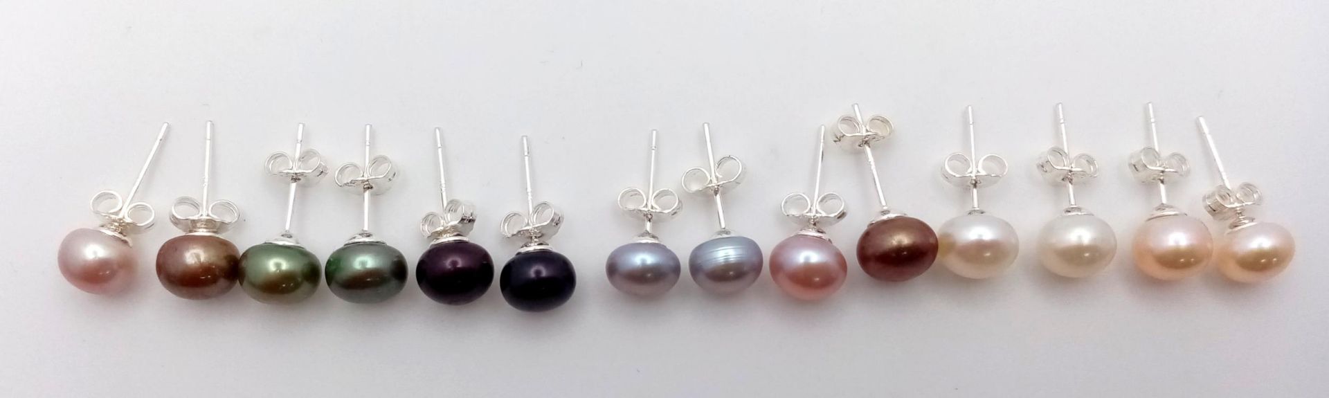 Seven Pairs of Freshwater Pearl Stud Earrings - Pastel Coloured and set in 925 silver. - Bild 2 aus 3