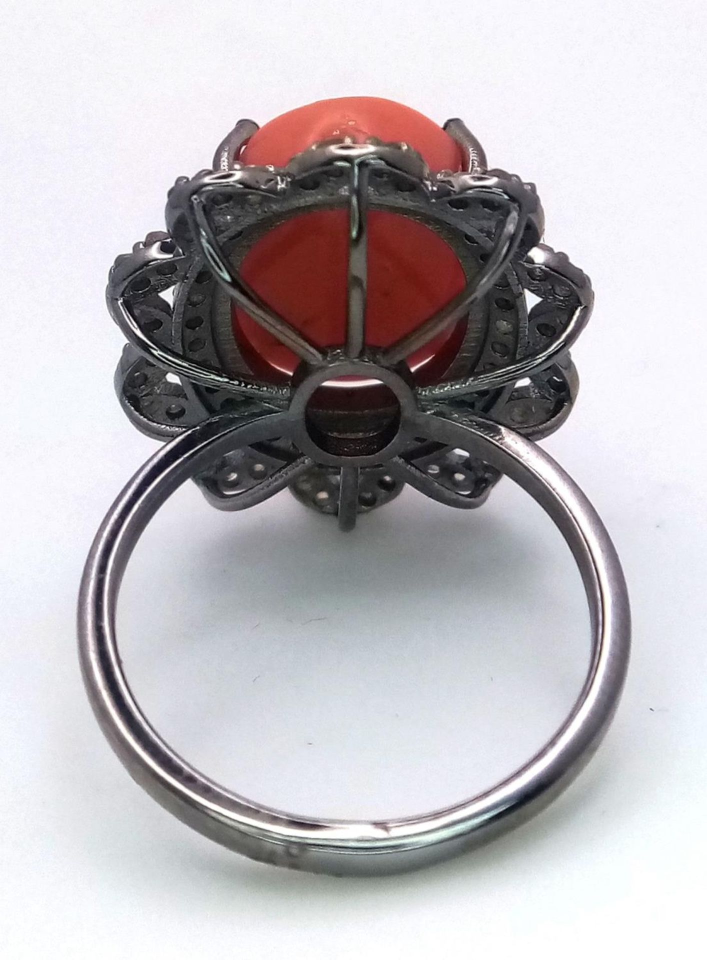 A 6.5ct Coral and Diamond Ring. A coral cabochon with 0.75ctw of Diamond Accents. Size M. Ref: Cd- - Image 4 of 5