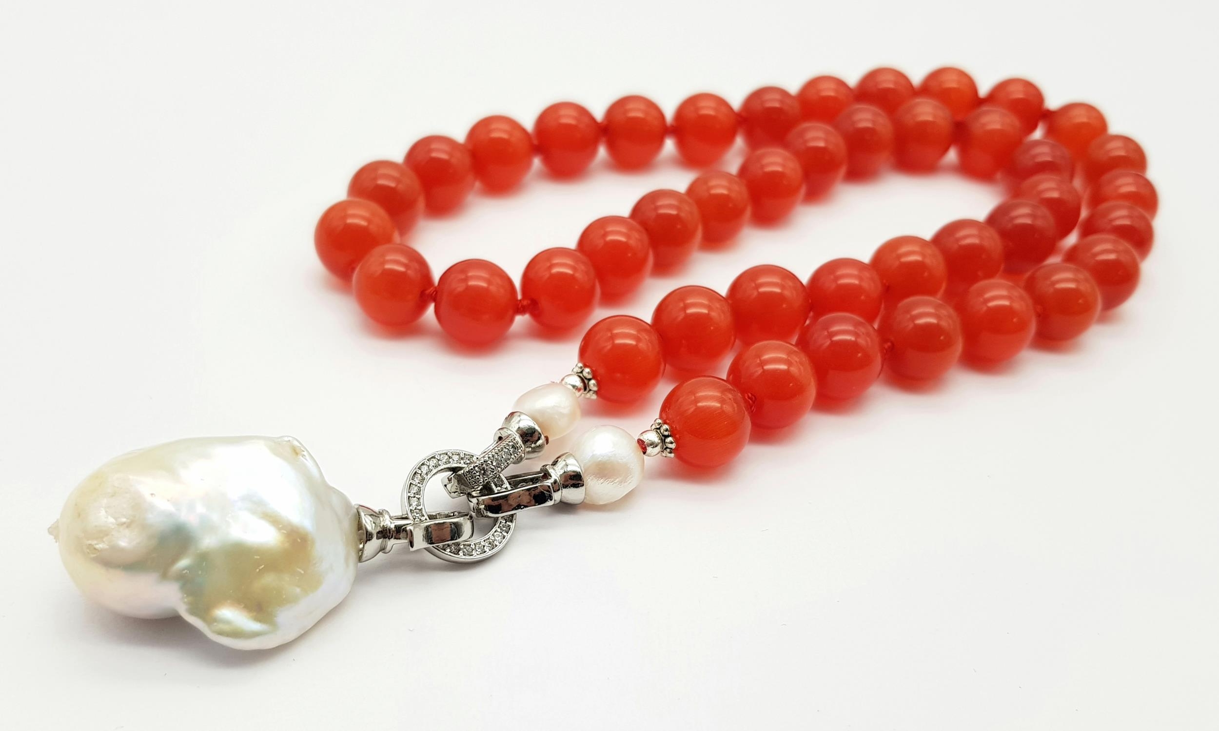 A Deep Orange Cat's Eye Beaded Necklace with a Hanging Keisha Baroque Pearl Pendant. 12mm beads. - Image 3 of 4