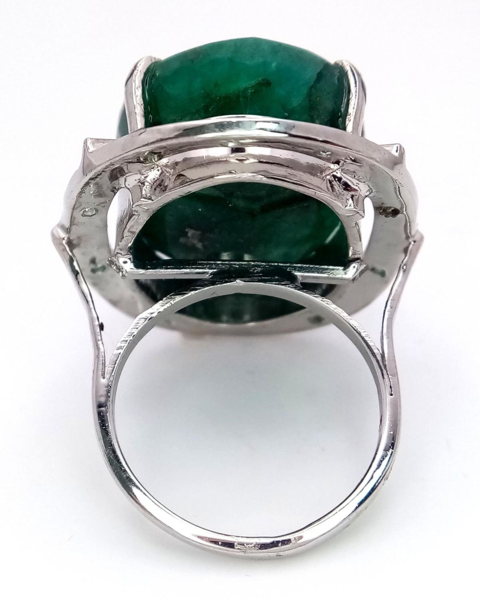 A 48ct Brazilian Emerald Silver Ring. Set in 925 Sterling Silver. W- 17.5g. Comes in a - Bild 4 aus 6