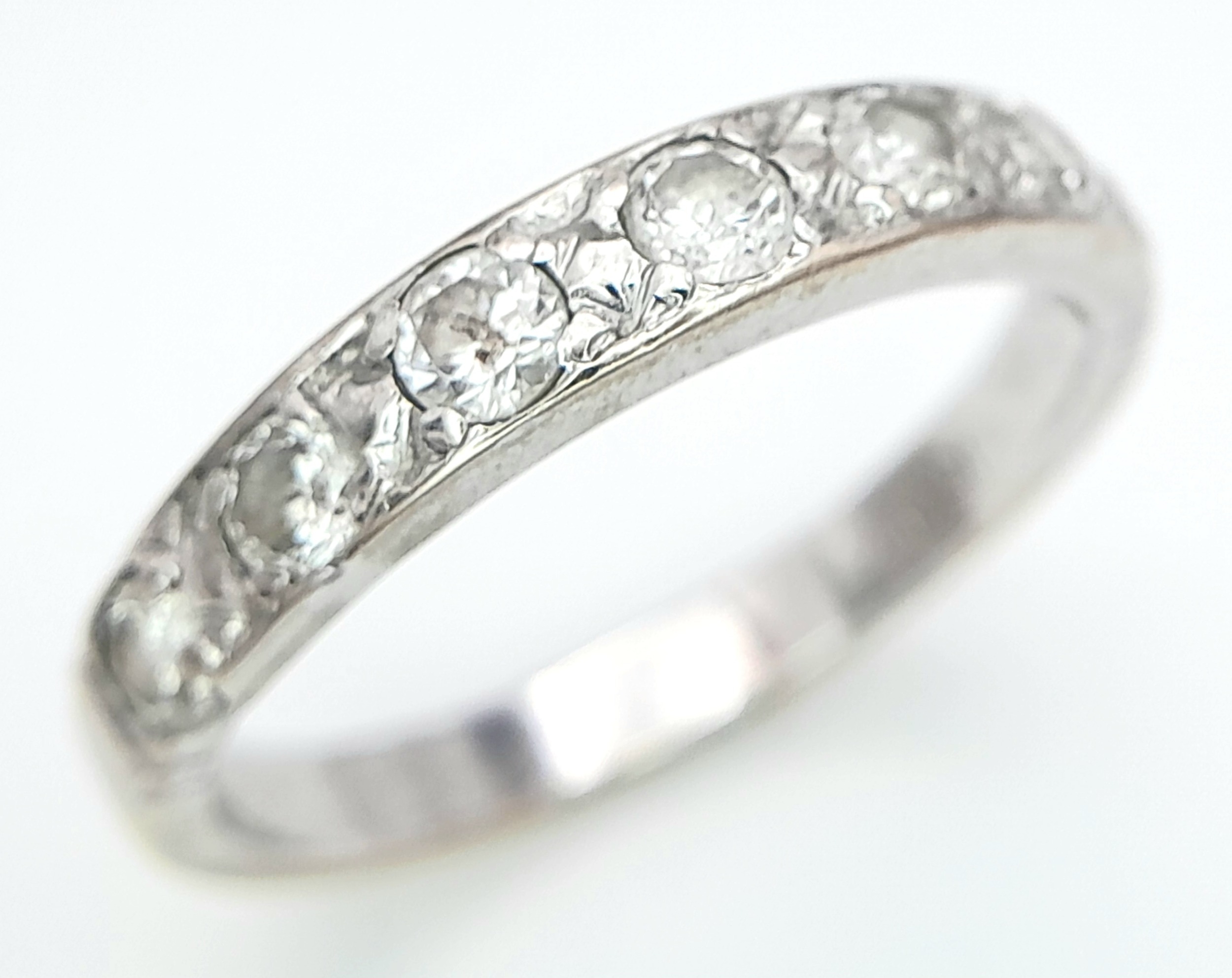 AN 18K WHITE GOLD DIAMOND BAND RING. 0.50CT. 3.2G. SIZE O.