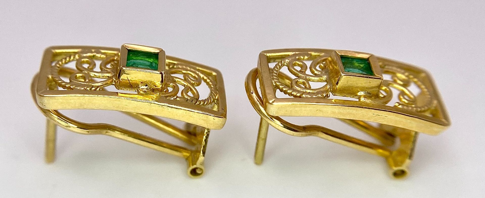 A Pair of 18K Yellow Gold and Emerald Earrings. Clip clasp with pierced decoration. 17mm. 3.9g total - Bild 4 aus 6