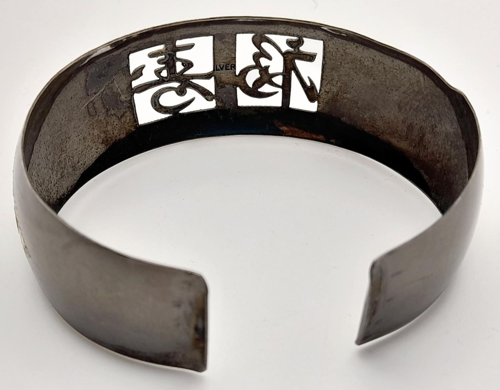 A vintage, Chinese, export quality, expertly hand carved, sterling silver bracelet and earrings - Image 6 of 7
