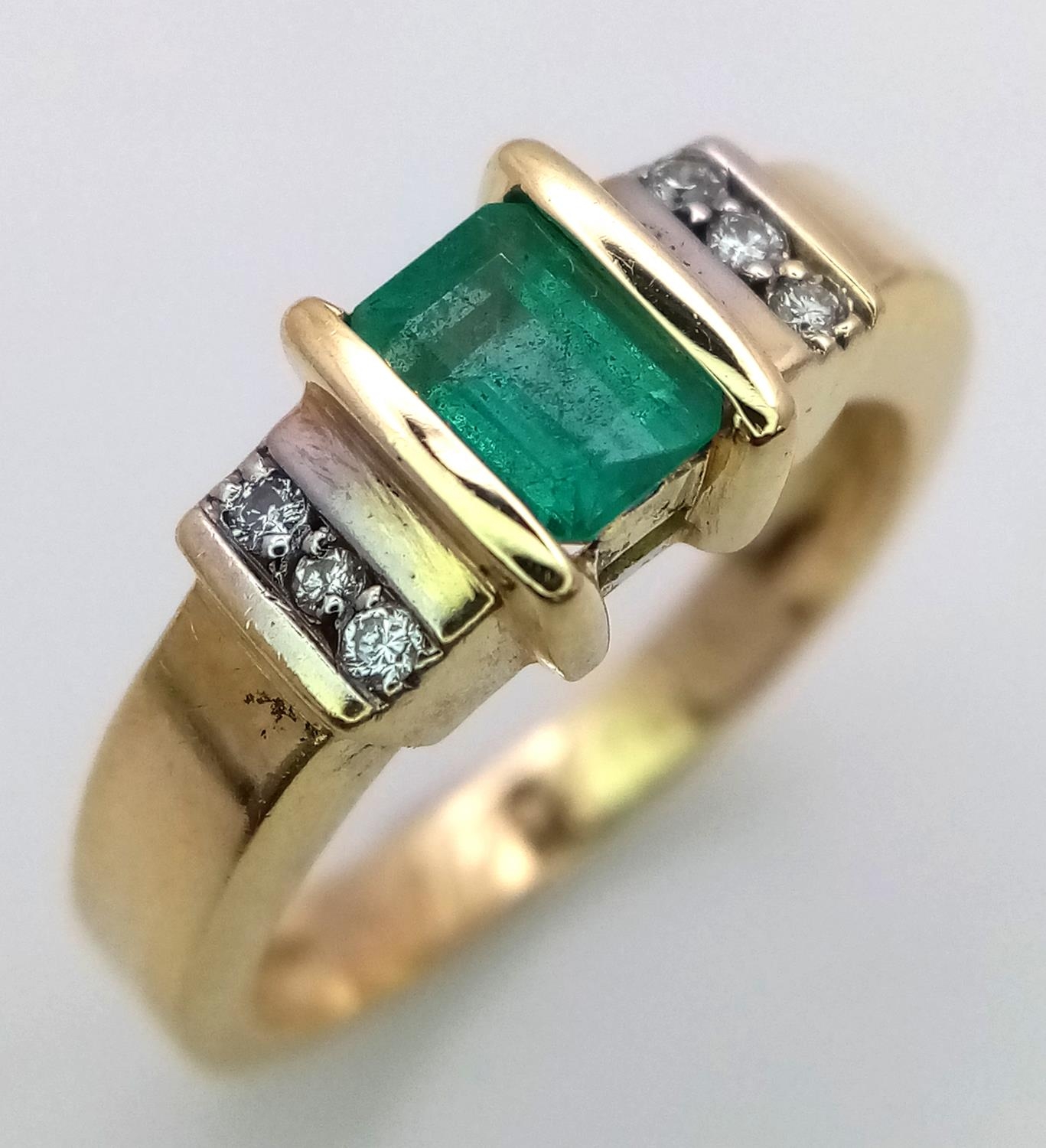 AN 18K (TESTED) YELLOW GOLD DIAMOND & EMERALD RING. Size N, 5.8g total weight. Ref: SC 9044