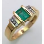 AN 18K (TESTED) YELLOW GOLD DIAMOND & EMERALD RING. Size N, 5.8g total weight. Ref: SC 9044
