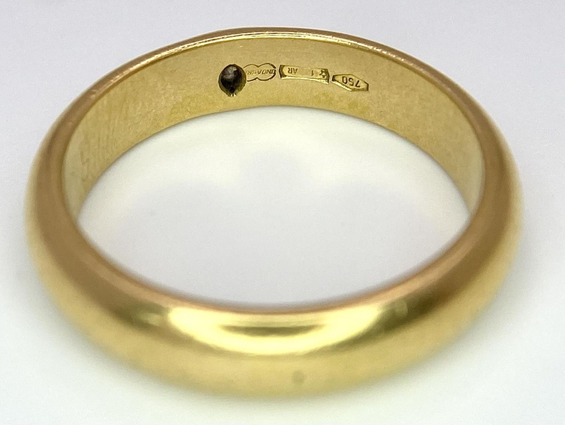 A 18ct Yellow Gold Diamond Wedding Band Ring, 0.02ct diamond, size Q, 7.5g total weight. ref: 1522I - Bild 5 aus 8
