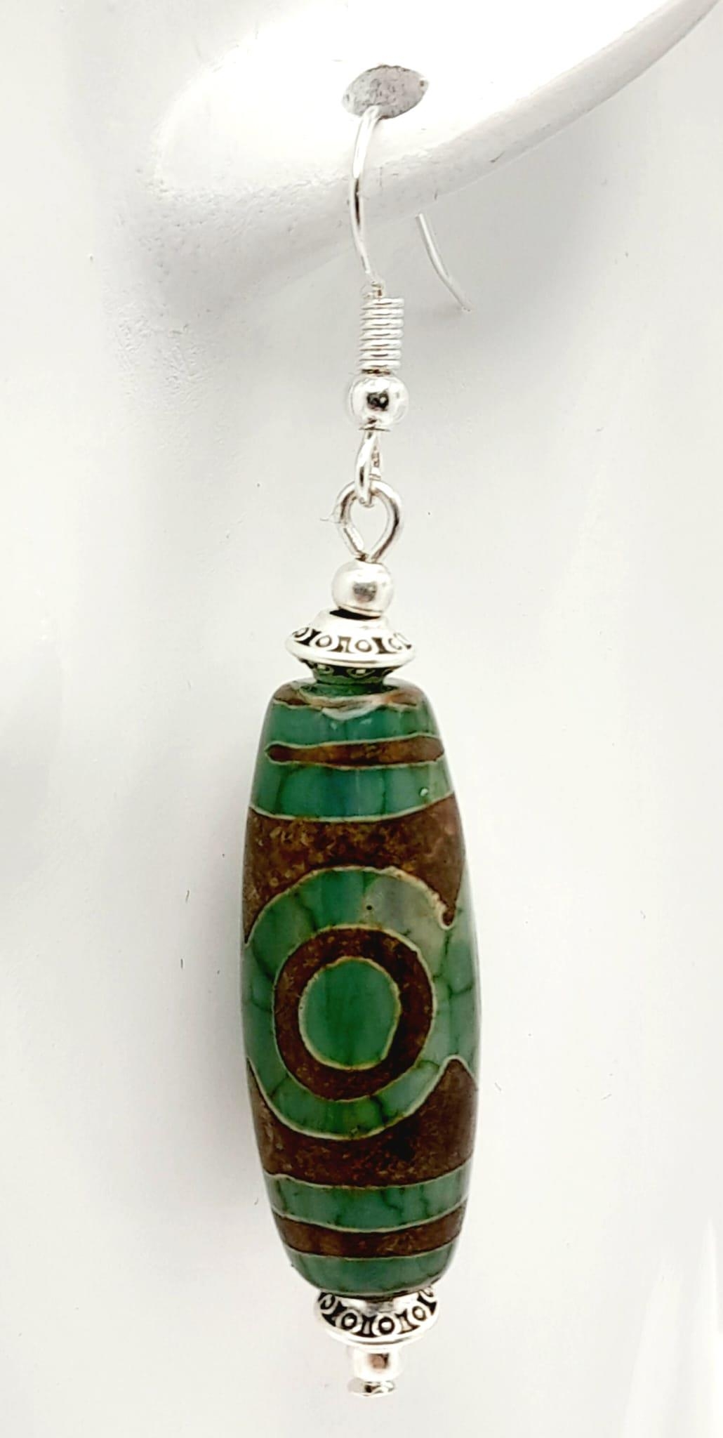 A Tibetan silver, Buddhist, necklace and earrings set with light coloured, three eyed, agate, DZI - Image 6 of 6