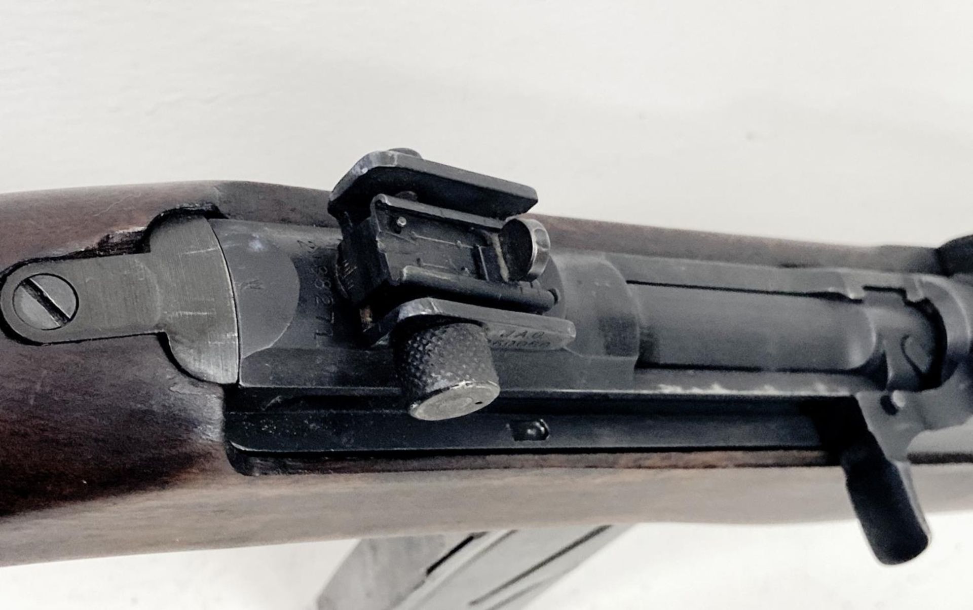 A Deactivated Winchester M1 Carbine Rifle. This .30 calibre rifle was designed by Winchester and - Bild 4 aus 10