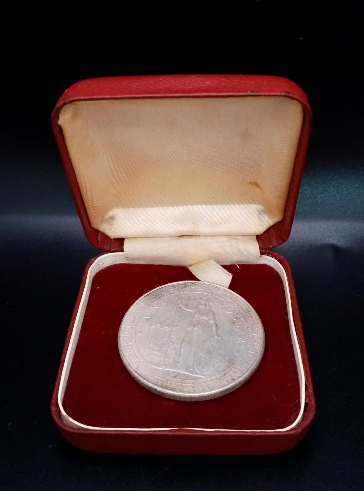 A 1911 Dated United Kingdom Silver 1 Dollar, British Trade Dollar 1895- 1935. 900 Silver. - Bild 3 aus 4