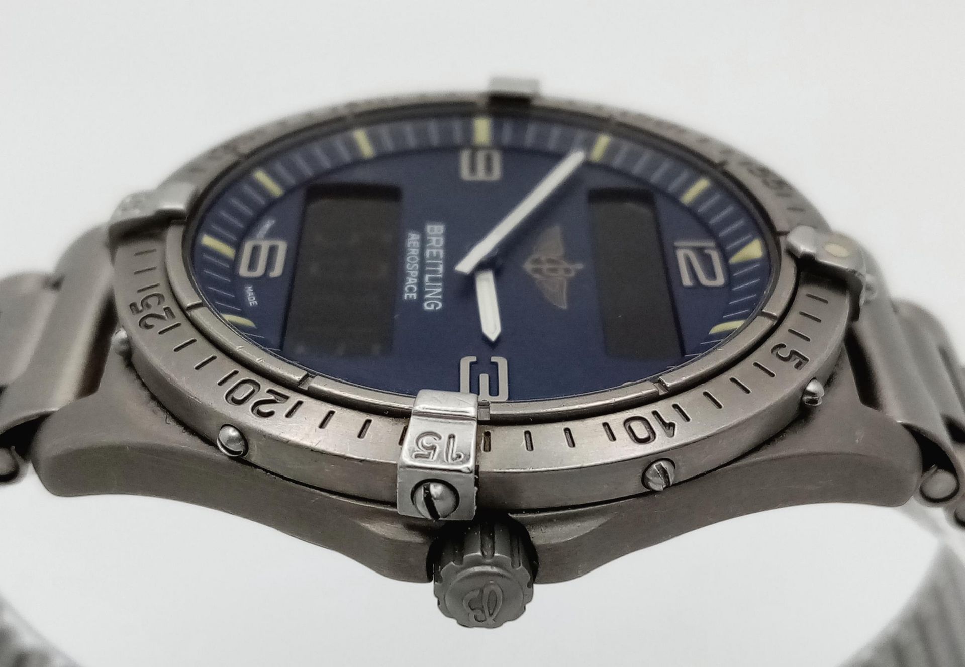 A Breitling E56062 Aerospace Quartz Pilots Watch. Titanium bracelet and case - 40mm. Blue dial - Bild 5 aus 9