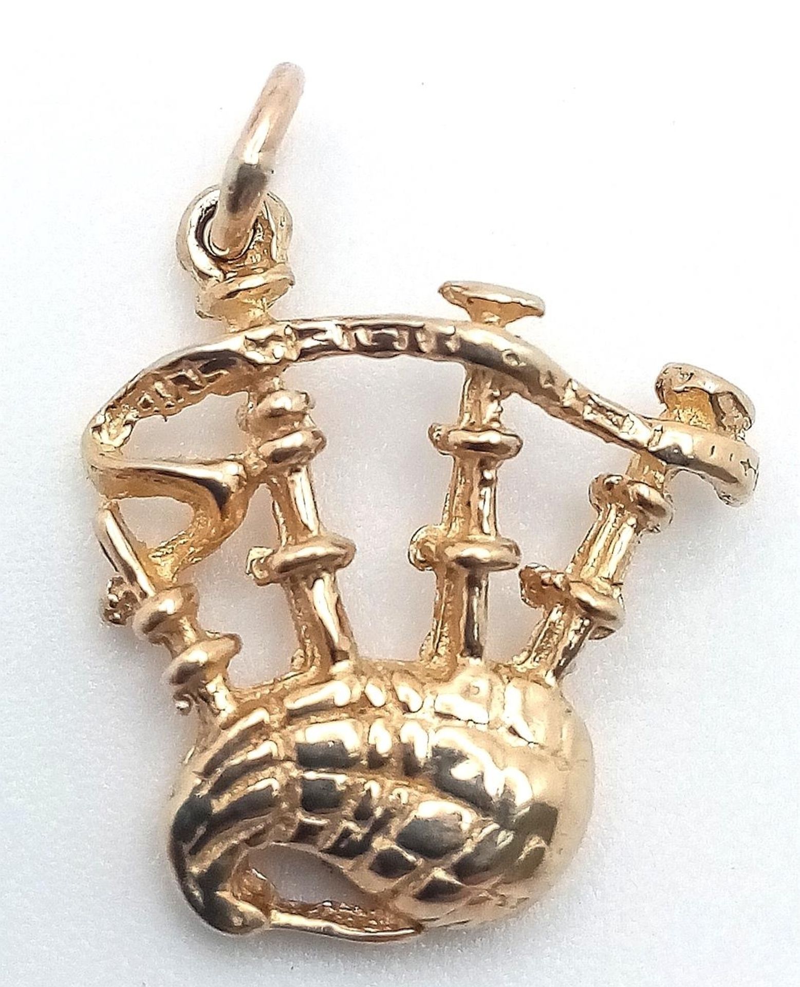 A 9K YELLOW GOLD BAGPIPES CHARM. 2cm length, 1.7g weight. Ref: SC 9059