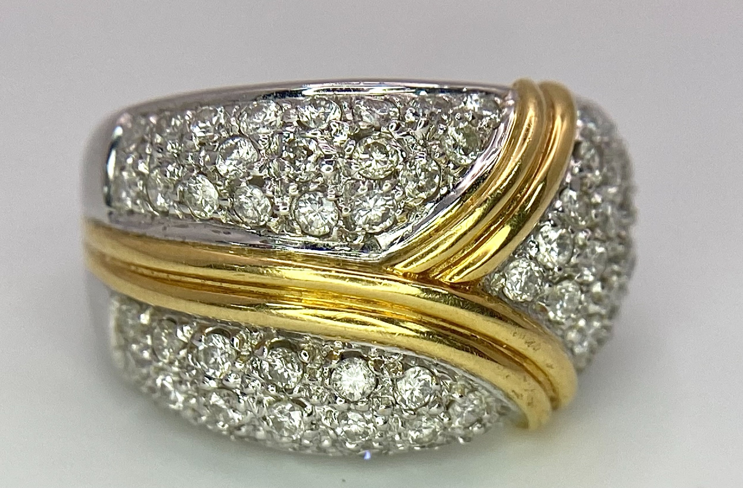 An 18K White and Yellow Gold Diamond Cluster Ring. Three small fields of diamonds separated by - Bild 5 aus 8