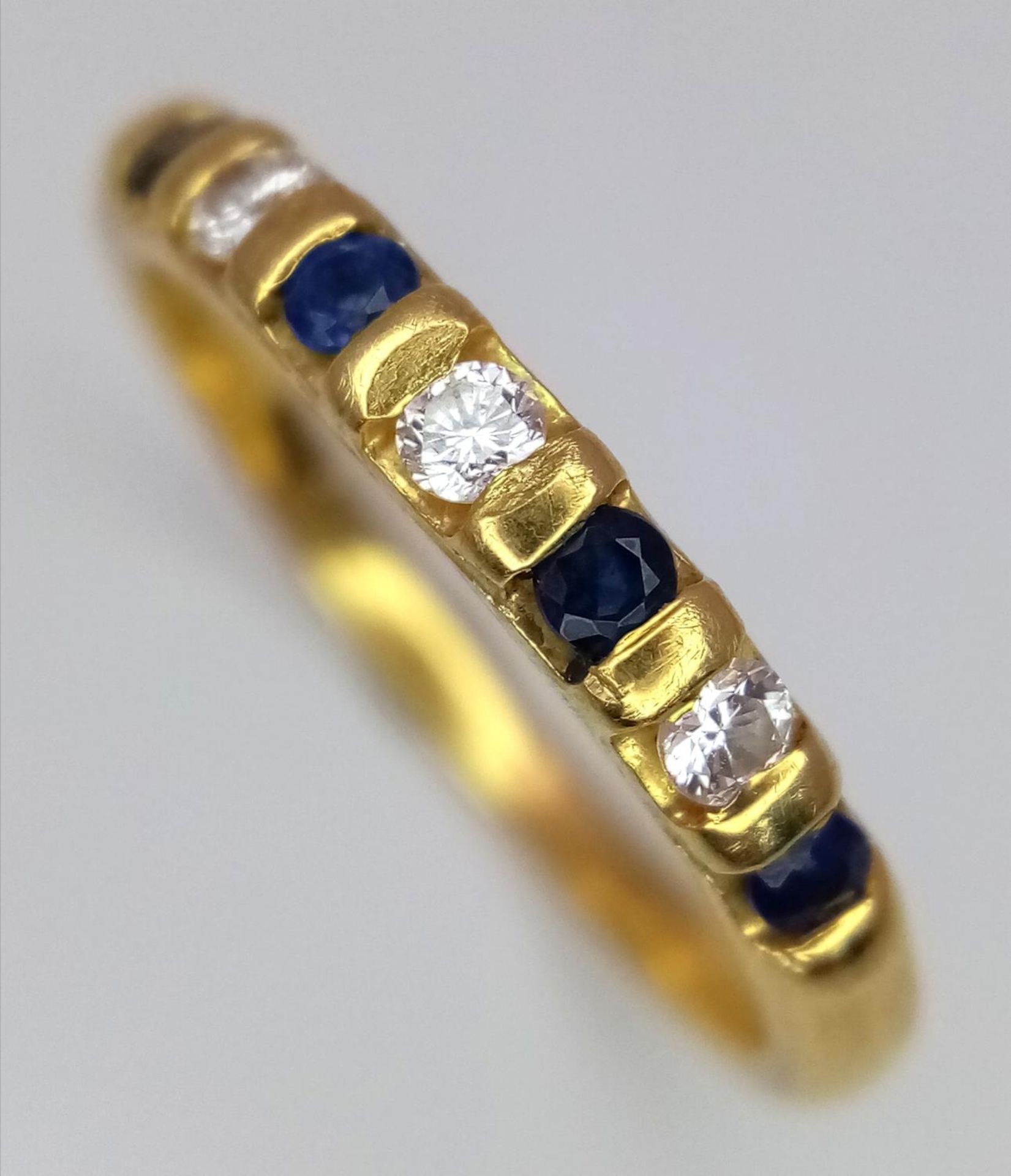 AN 18K YELLOW GOLD DIAMOND & SAPPHIRE BAND RING. 0.15ctw, size M, 2.5g total weight. Ref: SC 9048 - Image 3 of 4